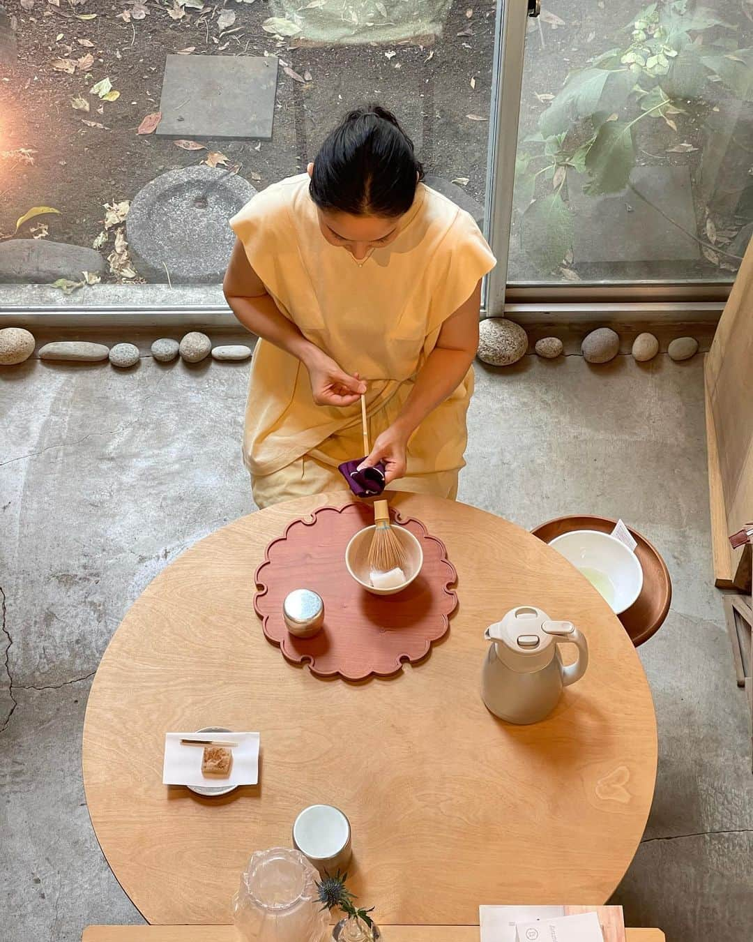 深澤里奈さんのインスタグラム写真 - (深澤里奈Instagram)「◯◯◯  tea journey @ haaz（白金台）  暑い中、お運びいただきありがとうございました。  haazでのクラスは、今回で年内最後となってしまいました。 次回は来年2月頃を予定しています。 軽井沢でのクラスは毎月行う予定でおりますので、ご興味のある方は観光がてらお越しください。  2日間東京滞在でしたが、まだ暑さが厳しいですね。全国的にも暑い今年。気を緩めず体調気をつけていきましょう。  ところで久しぶりに洋服をチラリと見てみましてが、すっかり秋冬の展開となっており、色がダークになっていました…。 明るい色が好きな私にとって、洋服選びが難しい季節がやってきましたが、軽井沢は圧倒的に寒い時期が長いので、明るい色展開をいつも切望しております。  #teajourney #テーブル茶 #東京は暑かった」9月3日 15時22分 - rinatj