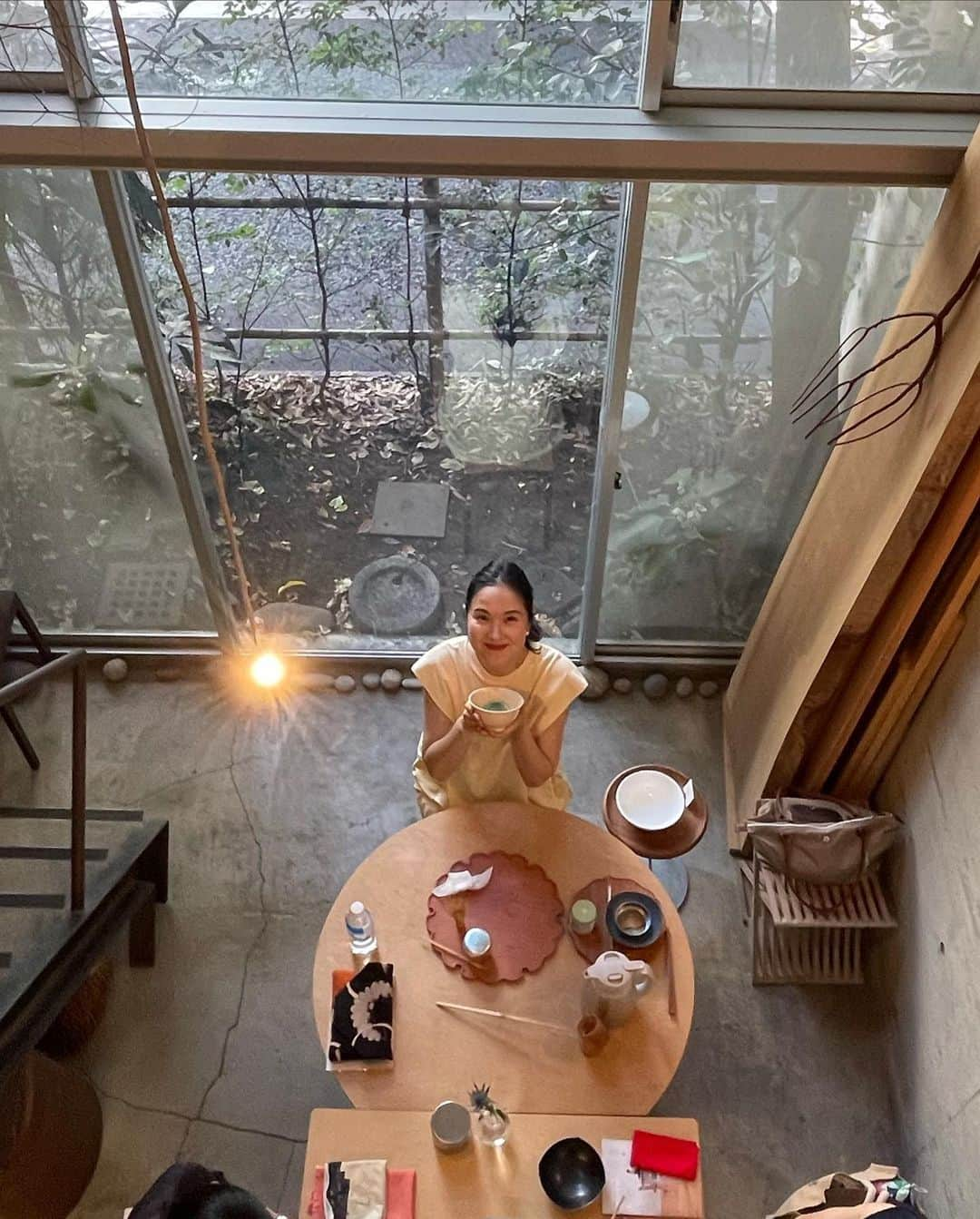 深澤里奈さんのインスタグラム写真 - (深澤里奈Instagram)「◯◯◯  tea journey @ haaz（白金台）  暑い中、お運びいただきありがとうございました。  haazでのクラスは、今回で年内最後となってしまいました。 次回は来年2月頃を予定しています。 軽井沢でのクラスは毎月行う予定でおりますので、ご興味のある方は観光がてらお越しください。  2日間東京滞在でしたが、まだ暑さが厳しいですね。全国的にも暑い今年。気を緩めず体調気をつけていきましょう。  ところで久しぶりに洋服をチラリと見てみましてが、すっかり秋冬の展開となっており、色がダークになっていました…。 明るい色が好きな私にとって、洋服選びが難しい季節がやってきましたが、軽井沢は圧倒的に寒い時期が長いので、明るい色展開をいつも切望しております。  #teajourney #テーブル茶 #東京は暑かった」9月3日 15時22分 - rinatj