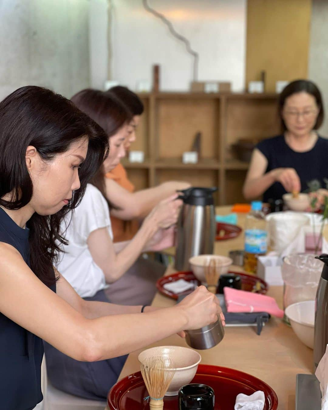 深澤里奈さんのインスタグラム写真 - (深澤里奈Instagram)「◯◯◯  tea journey @ haaz（白金台）  暑い中、お運びいただきありがとうございました。  haazでのクラスは、今回で年内最後となってしまいました。 次回は来年2月頃を予定しています。 軽井沢でのクラスは毎月行う予定でおりますので、ご興味のある方は観光がてらお越しください。  2日間東京滞在でしたが、まだ暑さが厳しいですね。全国的にも暑い今年。気を緩めず体調気をつけていきましょう。  ところで久しぶりに洋服をチラリと見てみましてが、すっかり秋冬の展開となっており、色がダークになっていました…。 明るい色が好きな私にとって、洋服選びが難しい季節がやってきましたが、軽井沢は圧倒的に寒い時期が長いので、明るい色展開をいつも切望しております。  #teajourney #テーブル茶 #東京は暑かった」9月3日 15時22分 - rinatj