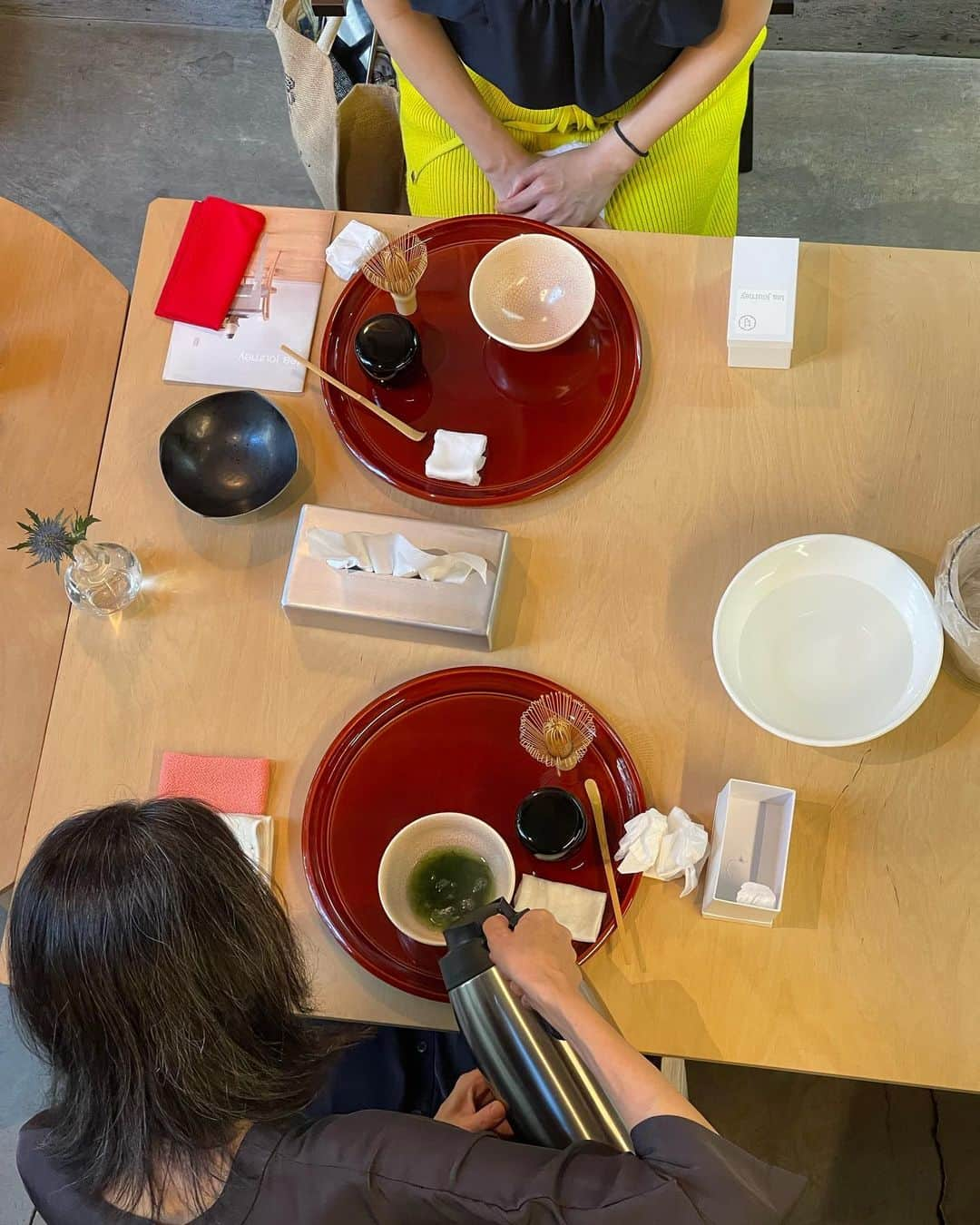 深澤里奈さんのインスタグラム写真 - (深澤里奈Instagram)「◯◯◯  tea journey @ haaz（白金台）  暑い中、お運びいただきありがとうございました。  haazでのクラスは、今回で年内最後となってしまいました。 次回は来年2月頃を予定しています。 軽井沢でのクラスは毎月行う予定でおりますので、ご興味のある方は観光がてらお越しください。  2日間東京滞在でしたが、まだ暑さが厳しいですね。全国的にも暑い今年。気を緩めず体調気をつけていきましょう。  ところで久しぶりに洋服をチラリと見てみましてが、すっかり秋冬の展開となっており、色がダークになっていました…。 明るい色が好きな私にとって、洋服選びが難しい季節がやってきましたが、軽井沢は圧倒的に寒い時期が長いので、明るい色展開をいつも切望しております。  #teajourney #テーブル茶 #東京は暑かった」9月3日 15時22分 - rinatj