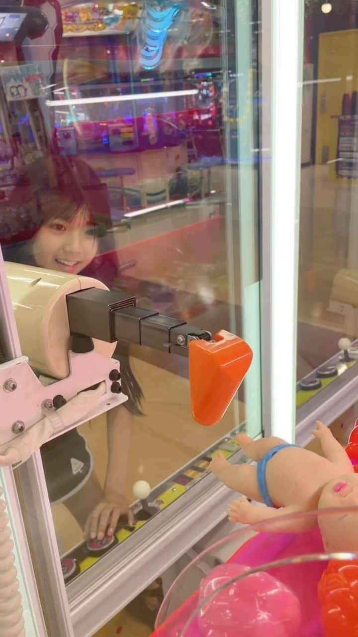 ゆわももチャンネルのインスタグラム：「この赤ちゃんがほしくて頑張る娘🤣動画はなんとゆわ（ @yuwa_lovegood ）撮影編集してくれました🫶  #ゆわももチャンネル  #姉妹 #赤ちゃんスクイーズ #ufoキャッチャー  #姉妹動画 #スクイーズ」