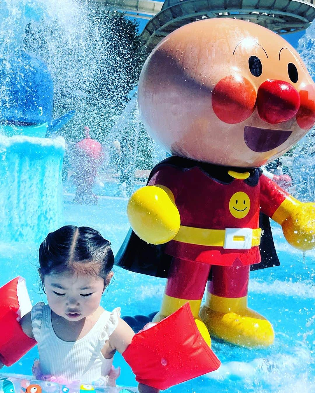 泉水いづみさんのインスタグラム写真 - (泉水いづみInstagram)「夏が過ぎるとやってきます。 9月2日でまた一つ、大人の階段、いや、熟女の階段を登りました。  41歳いづみです😆  歳を重ねる毎に重力の存在をひしひしと感じます💦  さくらちゃんの溢れる若いエキスを浴びて気持ちは若々しく一緒に子どもをやり直してる感覚で毎日を過ごしております✨ 　 　  9月1日40歳最後の日、さくらちゃんプールデビュー💕 　 よみうりランドプールWAIへ行ってきました😆  私自身、水着になれる勇気がないのでプールとか海とか、川とか、水辺には近寄らないようにしていたのですが、アンパンマンプールの存在を知り行きたがるさくらちゃんの為重い腰を上げ一肌脱ぐことにしました‼️  いや。脱がなくていいんだ！ 上下上着を着れるなら怖いものなし😄  夏休み明けの平日を狙って行ったので、混雑もなくゆっくり楽しめました✨ 陽射しは相変わらず暑かったですが☀️ 　  さくらちゃんが欲しがったフラミンゴの浮き輪🦩 買ってすぐに悲劇が！ 子どもは静かに溺れるというのを目の当たりにしてしまいました💦 そしてフラミンゴでは遊んでくれなくなった😓  さくらちゃん初めてのプールすごく楽しかったみたい🌸😆🌸  私も、なんだ！プール楽しいじゃないか‼️ 毛嫌いしててごめんよ💦💦  これからはさくらちゃんと童心に帰って色々遊び尽くそうと思います❣️❣️  閉園までの2時間は遊園地へ✨ 2歳のさくらちゃんは乗れるものが少なく、フリーパスにしていたけど負けた気がします😅 時間もなくて回りきれなかったなぁ。 観覧車も乗りたかったけど、ゴンドラ内の気温35度って看板みて断念しました💦  絶叫系指さして乗りたがるので大きくなったら一緒に乗りたいなぁ🎢  来年はもっとたくさん乗れるようになるねー☺️  #誕生日 #バースデー #41歳 #よみうりランド  #よみうりランドプールwai」9月3日 15時31分 - izumidumi