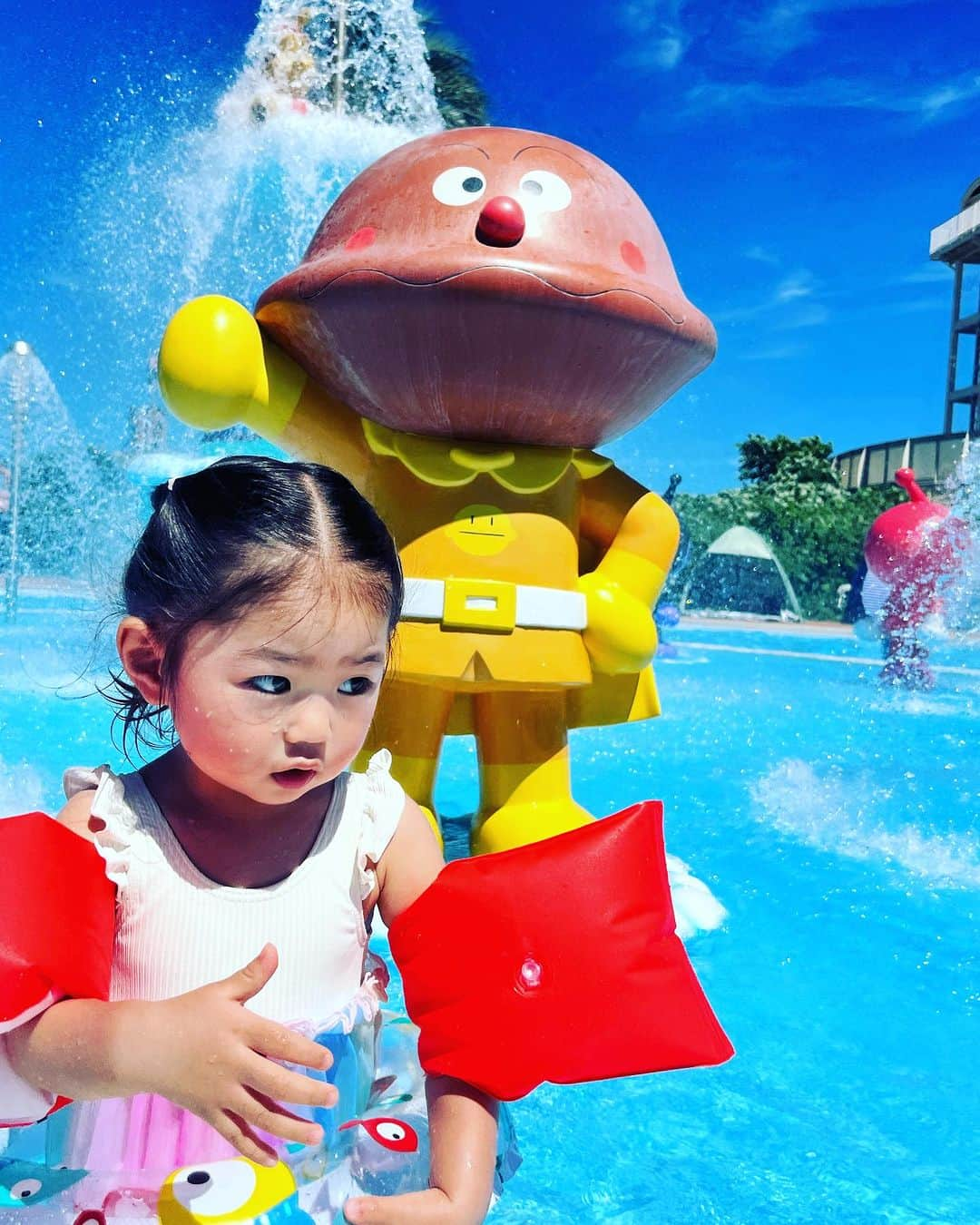 泉水いづみさんのインスタグラム写真 - (泉水いづみInstagram)「夏が過ぎるとやってきます。 9月2日でまた一つ、大人の階段、いや、熟女の階段を登りました。  41歳いづみです😆  歳を重ねる毎に重力の存在をひしひしと感じます💦  さくらちゃんの溢れる若いエキスを浴びて気持ちは若々しく一緒に子どもをやり直してる感覚で毎日を過ごしております✨ 　 　  9月1日40歳最後の日、さくらちゃんプールデビュー💕 　 よみうりランドプールWAIへ行ってきました😆  私自身、水着になれる勇気がないのでプールとか海とか、川とか、水辺には近寄らないようにしていたのですが、アンパンマンプールの存在を知り行きたがるさくらちゃんの為重い腰を上げ一肌脱ぐことにしました‼️  いや。脱がなくていいんだ！ 上下上着を着れるなら怖いものなし😄  夏休み明けの平日を狙って行ったので、混雑もなくゆっくり楽しめました✨ 陽射しは相変わらず暑かったですが☀️ 　  さくらちゃんが欲しがったフラミンゴの浮き輪🦩 買ってすぐに悲劇が！ 子どもは静かに溺れるというのを目の当たりにしてしまいました💦 そしてフラミンゴでは遊んでくれなくなった😓  さくらちゃん初めてのプールすごく楽しかったみたい🌸😆🌸  私も、なんだ！プール楽しいじゃないか‼️ 毛嫌いしててごめんよ💦💦  これからはさくらちゃんと童心に帰って色々遊び尽くそうと思います❣️❣️  閉園までの2時間は遊園地へ✨ 2歳のさくらちゃんは乗れるものが少なく、フリーパスにしていたけど負けた気がします😅 時間もなくて回りきれなかったなぁ。 観覧車も乗りたかったけど、ゴンドラ内の気温35度って看板みて断念しました💦  絶叫系指さして乗りたがるので大きくなったら一緒に乗りたいなぁ🎢  来年はもっとたくさん乗れるようになるねー☺️  #誕生日 #バースデー #41歳 #よみうりランド  #よみうりランドプールwai」9月3日 15時31分 - izumidumi