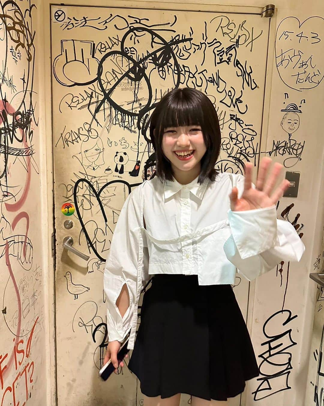 沢村りささんのインスタグラム写真 - (沢村りさInstagram)「GOGL vol.2 の衣装☺︎︎ ⁡ ⁡ tops ･ ･ ･ publictokyo skirt ･ ･ ･ snidel  ⁡ ⁡ #衣装 #publictokyo #publictokyoshinjuku #ブラウス #白ブラウス #3way #snidel #snidelコーデ #スカート #黒スカート #ハイウエスト #ハイウエストスカート #gogl #コーデ #costume #LIVE #ライブ #黒ボブ #ボブ #ミディアム」9月3日 20時00分 - lisa20031208