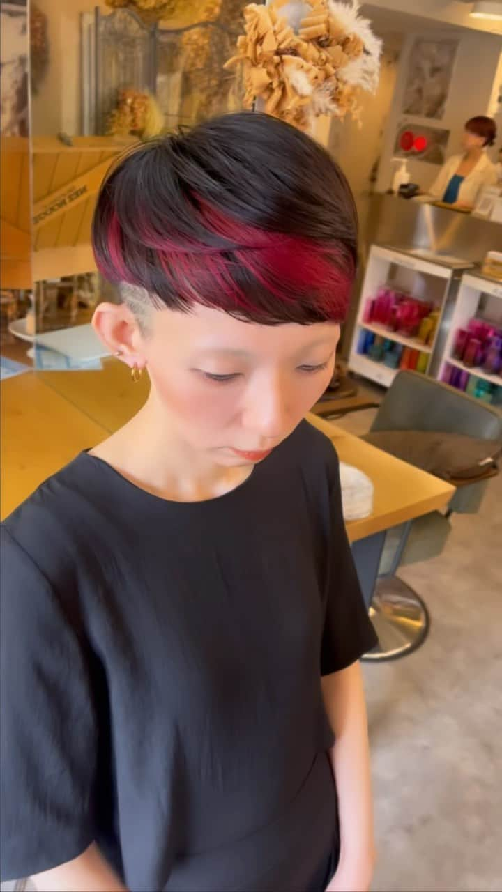 nico... DAISUKEのインスタグラム：「#インナーカラー nico大通り店ヤマモト  丁寧なカウンセリングでなりたいヘアを叶えますよ カラーでごわつく髪を直したい方は 髪質改善が、おすすめです 癖を残してツヤをだすこともできます ショートでもできます。 一度ご来店下さい＾＾  透明感color➕cut➕treatment ¥13750〜¥17050 double color¥14300〜¥23100 hair set¥4840 shampoo cut ¥3960  hair studio nico... Tel📞011-205-0595  札幌大通駅から徒歩🚶‍♂️5分以内 狸小路5丁目と6丁目の間  ＃スタイルチェンジ #髪質改善 ＃白髪染め ＃白髪ぼかし #札幌美容室 #大通り美容室 #ショートヘア #札幌カラー #札幌ブリーチ #韓国風 #インナーカラー #札幌ヘアアレンジ #札幌ヘアセット #札幌髪質改善 #札幌髪質改善トリートメント #札幌美容室 #札幌ショート  #ショートカット #髪質改善トリートメント ＃酸性ストレート #髪質改善 #wolf cut #ウルフカット #ブリーチ #美容学生と繋がりたい  #balayage」