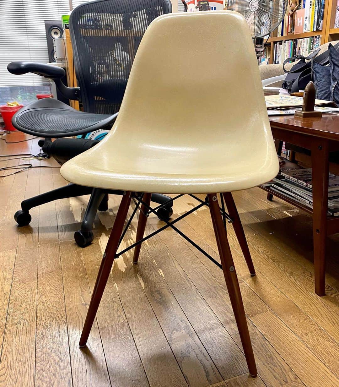 江口寿史さんのインスタグラム写真 - (江口寿史Instagram)「脚部を取り付けるマウントが壊れて修理に出していたイームスちゃんがキレイにリペアされて戻ってきた。  この椅子はおもに打ち合わせ等に来る来客用に使っているんですが、ビンテージのシェルチェアの脆弱さを知らない来客は座面の前面だけに負荷をかけて座る人が多いのです。そうすると後ろのマウントは上部(剥がれる方向)に引っ張られる。そんな風に使っているうちに経年劣化で後のマウントが剥がれてしまう。 それと小さい子供の乱暴な座り方(椅子の上で飛んだり踊ったりね笑)がこの手のイスの壊れる一番の原因らしいです。なんて弱っちいんだお前は😂！まあ、そこも含めての愛らしさと言えばそうかな。そもそも打ち合わせには向かないイスですよね。 同じモノを持ってる人は気をつけましょうね。  リペアを請け負ってくださいった柏のビンテージ家具ショップチェアチェアさんありがとうございました。@chair.chair」9月3日 15時36分 - egutihisasi