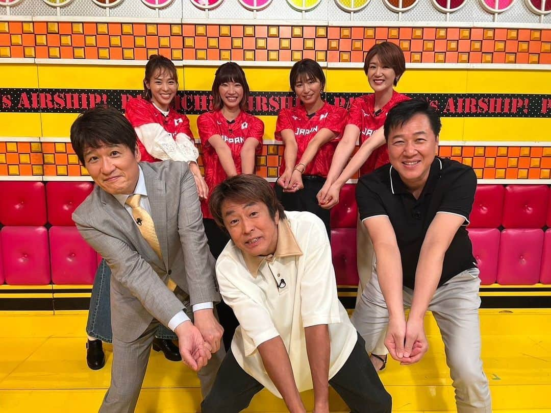 石井優希のインスタグラム：「. 9月4日（月）19:00〜 【ネプリーグ】に元日本代表チームとして出演放送させてもらいます〜🙌🏻✨ お姉様方みんな優しいし撮影現場も明るく楽しかったぁ😆🩵 けど、クイズは…🫣🤪？！  ぜひご覧ください🍧  #ネプチューン #林先生🧑‍🏫 #ワタナベエンターテイメント #元日本代表チーム #バレーボール #クイズ番組出たらアカンw」