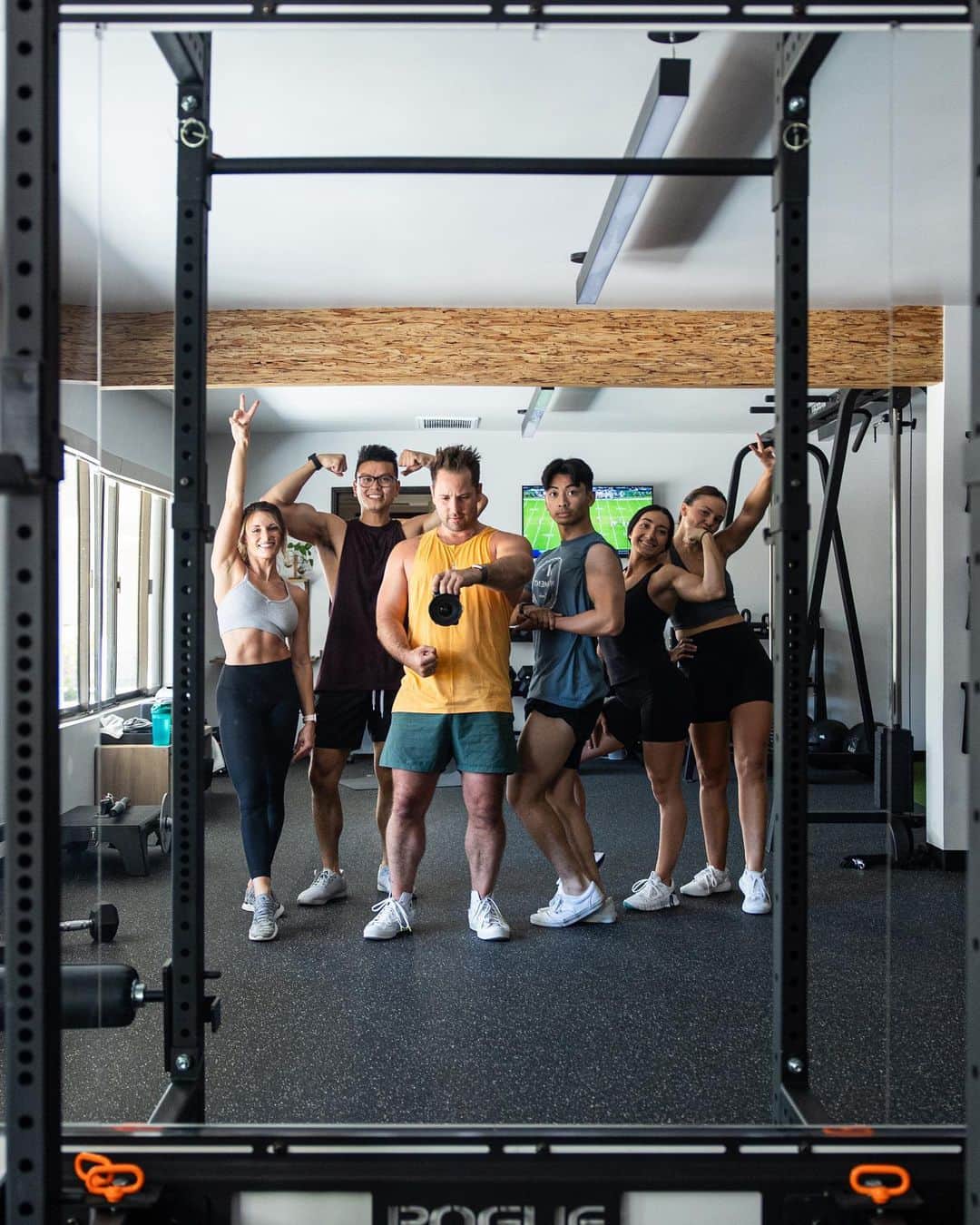 Samuel Lippkeのインスタグラム：「Wanted to do an interactive shoot with the @movement.chiro team but I wanted to document my experience and make it come naturally... so I jumped in on the Movement team's lunch break for some circuit training wildness. I found myself in a mix of high intensity movements, mobility, strength training and some next level sweating outa my mind... the key was getting coaching on my form by Dr. Mike (which of course wasn't my fault, I was just going to grab my camera for a shot of the sled pushes on the other end of the room ;) I finished the workout with a cold plunge and sauna right at the gym.  Mental health recovery meets physical health recovery. Not a sponsored post. Just love my team.」