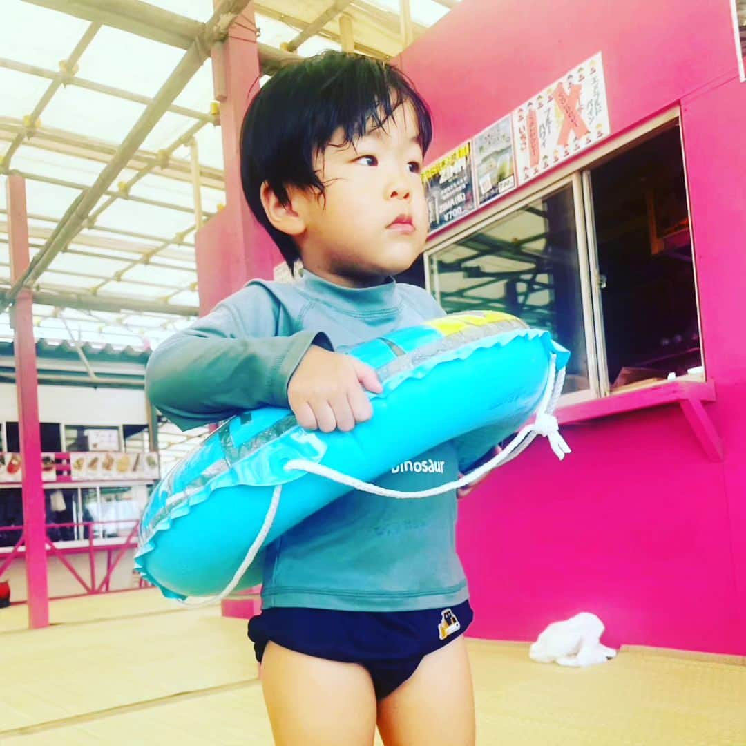 カトゥー直也のインスタグラム：「『海～♪サメいるかな～？』  だそうです。  #3歳 #令和生まれ #育児 #初めての育児 #男の子 #新米パパ #6月生まれ #お笑い芸人の息子 #カトゥー #おげんこ #2020年ベビー #マセキ芸能社  #子育て #保育園児 #9月3日 #今年最後の海 #江ノ島」