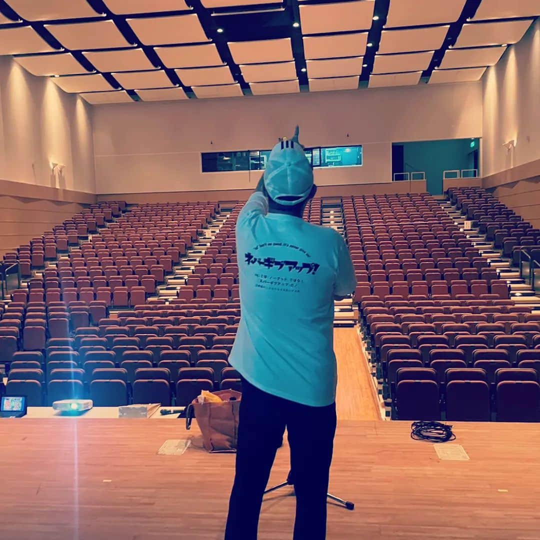 松本隆博のインスタグラム：「。⁡ ⁡⁡昨日9月2日は、、、⁡ ⁡内子町健康まつり⁡ ⁡『“ココロのツボ”をマッサージ』⁡⁡ ⁡というタイトルで、 内子町五十崎自治センター⁡ ⁡共生館で講演コンサートさせて⁡ ⁡頂きました‼️‼️‼️(ﾉ˶>ᗜ​<˵)ﾉ⁡ ⁡昨年、コロナで延期になり1年越し⁡ ⁡に開催できてとっても嬉しかった。⁡ ⁡‪(´•ᴗ• ก )‬՞ ՞⁡ ⁡沢山の人に観て貰えて光栄です～⁡ ⁡ ⁡9月8日が弟の誕生日(＆還暦祝い)‼️ 弟は、⁡梨が大好物だから、内子町の⁡ 道の駅「からり」で梨(ブランド秋月)⁡ ⁡を送りました( ᴖ ·̫ ᴖ )⁡ ⁡講演中にもその事を言い、後で役場の⁡ ⁡方も喜んで下さいました😊😊😊😊⁡ ⁡とっても楽しいイベントでした♥️⁡ ⁡⁡ ⁡還暦少年 松本隆博⁡ ⁡」