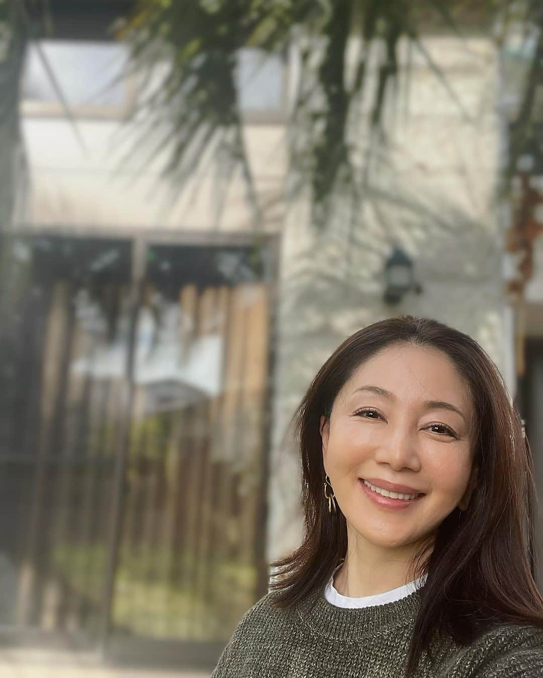 坂村かおるのインスタグラム：「皆さん、こんにちは😃 ・ 今日も暑いですね🥵 ・ 先日からギックリ腰をやってしまいました💦 ・ やっと起き上がれたので、溜まってしまった家事を少しづつしています☺️ ・ 秋めいて来たので、カーキのニットにTOD'Sのベルトと白ををきかせたコーデにしました。 ・ 秋が1番オシャレが出来るので、楽しみですが、まだこの気温ではね💦 ・ はーやーく恋❤️ ・ ・  いつも「いいね！」を頂きありがとうございます！ 皆さんのコメントに元気を貰っています😊  #クィーンオブ美魔女 #team美魔女 #美ST #坂村かおる #トータルビューティーアドバイザー #美しく老いる #バランス #美容 #コスメ #ファッション #今日のコーデ #トータルバランス #お洒落な人と繋がりたい #コスメ好きな人と繋がりたい #美意識高い人と繋がりたい #美魔女 #美魔女が変わる #アップデートしてる人と繋がりたい #自分らしくアップデート #秋コーデ」