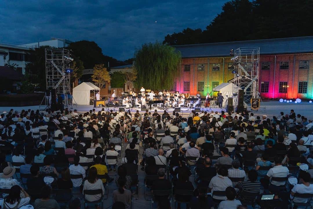 のインスタグラム：「舞鶴赤れんがライブ　 飛揚ーHiyoh－　 ～再会の似合うまち舞鶴～  海上自衛隊舞鶴音楽隊の皆様と一緒に野外コンサートさせていただきました！ お米作りのご縁から、 市に曲をプレゼントさせていただき、そして念願の音楽隊の皆様と一緒にコンサートをさせていただく流れになりました。 お米仲間の、南野陽子さん中嶋ユキノさんと音楽隊の皆様とその日限りの素敵な時間になりました！ 舞鶴市の皆様、そして遠くから来てくださった皆様ありがとうございました！！  #海上自衛隊舞鶴音楽隊  #南野陽子 #中嶋ユキノ  #宗本康兵  #飛揚 #舞鶴市」