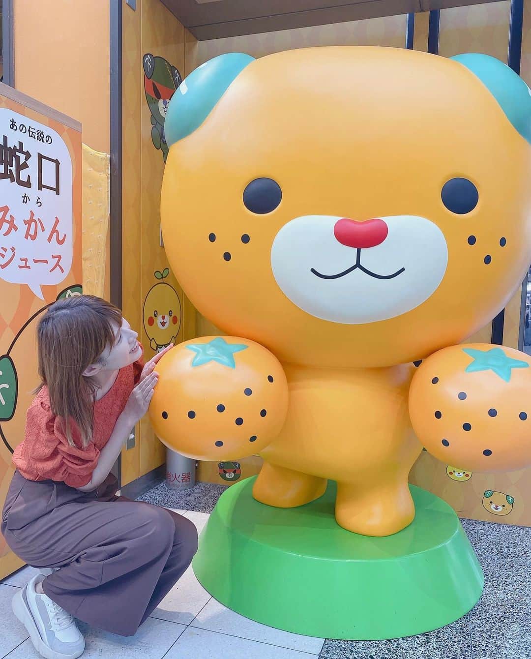 佐藤朱のインスタグラム：「初めての愛媛県🍊 . サンドのぼんやり〜ぬTVの撮影で たくさんの魅力に出会いました！ 愛媛編ぜひご覧ください〜！ TVerからもどうぞ！ #愛媛県 #松山空港」