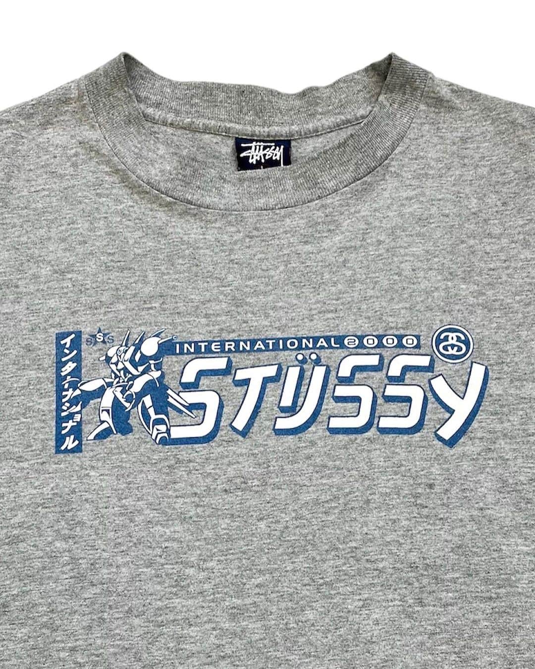 ジャムルのインスタグラム：「99-00's　STUSSY ¥15000+tax(16500) . 90年代から圧倒的な人気と支持を集めるストリート・ブランド、STUSSY。 USEDでもその人気は絶大で、近年ではOLD STUSSYがさらに高騰を続けています。  こちらは99年から2000年にかけてのOLD STUSSYのTシャツになります。 好きな方なら直ぐにピンっ！とくる、グラフィックのサンプリングはジグジグですね！ . STUSSY好き、音好き、アニメ好きの何方にもおすすめの1枚です！！ .  WEB SHOPに入荷しております。 是非ご覧ください。 jammru.com  #お問い合わせはお電話で承ります #jammru#jammru_tee#vintagetshirt #vintagetee#oldstussy #stussy  #osaka  #fashion  #streetstyle  #streetfashion  #vtg  #vintage  #used  #usedclothing  #古着 #古着屋 #ファッション #70s #80s #90s」