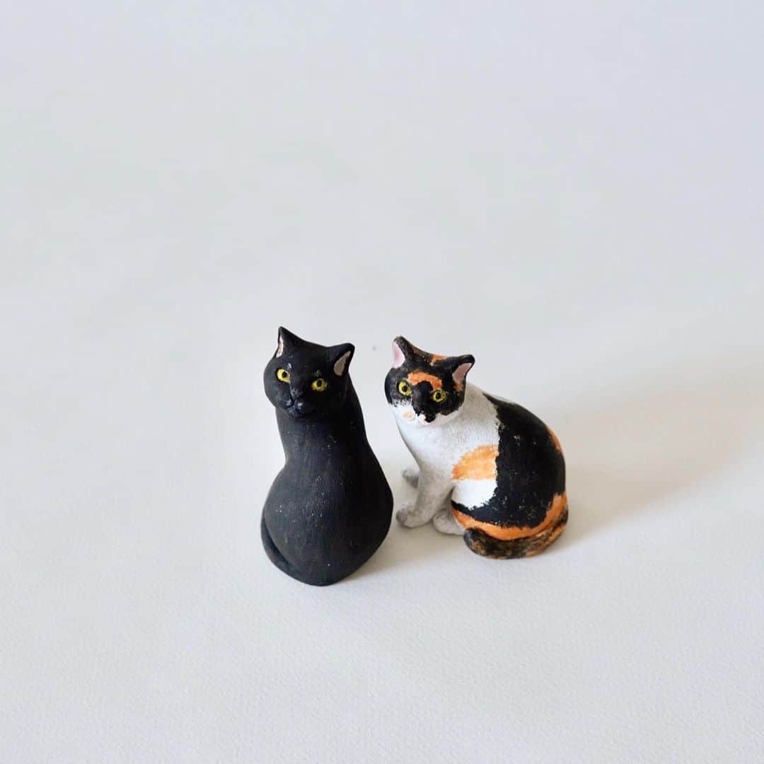 猫ラボのインスタグラム：「富山の巣巣さんにて開催中の坂本千明さんの絵本『ぼくはいしころ』原画展、陶猫で参加させていただいてます。  『ぼくいし』黒猫さん、楳さん、お菓子の販売がある寅印さんちのびわこさんらゆかりの猫さんを作りました。会期中また追加の予定もあるので、お近くの方はぜひ原画を堪能したあとにチェックしてみてください。  オープンは木金土の予約制、詳細は巣巣さんのサイトでご確認ください。  susu.co.jp @susu_iwasaki   #坂本千明 #坂本千明原画展  #ぼくはいしころ  #とりあえず100猫　74〜76」