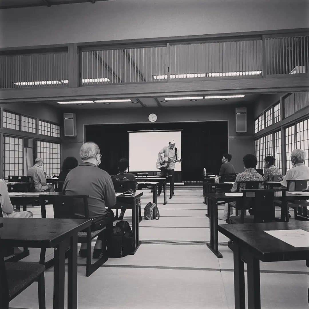 松本隆博さんのインスタグラム写真 - (松本隆博Instagram)「。⁡⁡ ⁡今日は、僕も応援している太田市議が⁡ ⁡代表を努めるKHJ愛媛県こまどりの会⁡ ⁡(ひきこもり家族会)主催、⁡ ⁡イベントに急遽参加させて頂きました。⁡ ⁡冒頭ご挨拶とギター生歌させて⁡ ⁡頂きました‼️🎶⁡⁡ ⁡(親友)⁡ ⁡ ⁡そしてメインはアンガーマネージメント⁡ ⁡協会の石井真奈先生による⁡ ⁡「イライラ 怒り と上手に付き合う」⁡ ⁡というもので資料に書き込みながら⁡ ⁡学び、自己を見つめ直し、なるほど！⁡ ⁡と勉強になりました( ᴖ ·̫ ᴖ )。⁡ イライラや怒りを細やかに分析⁡ ⁡したのは初めてです参考になりました、⁡ ⁡石井先生、ありがとうございました。⁡⁡ ⁡太田市議のこういった日頃の、⁡ ⁡地味な大切な活動に敬服です、ご苦労さま⁡ ⁡です‼️⁡ ⁡⁡ ⁡還暦少年 松本隆博⁡  ⁡」9月3日 15時54分 - takam0210