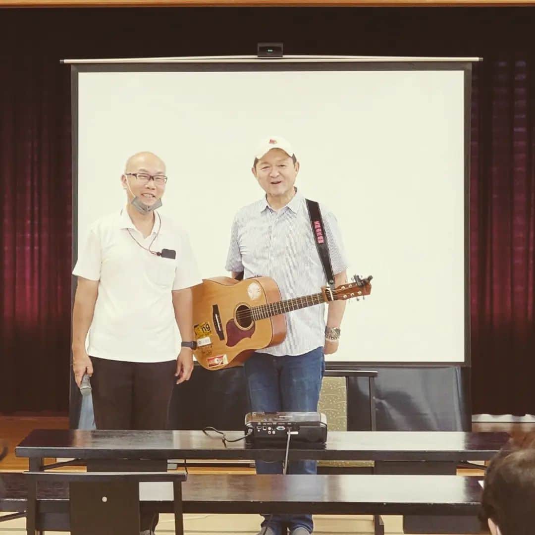 松本隆博さんのインスタグラム写真 - (松本隆博Instagram)「。⁡⁡ ⁡今日は、僕も応援している太田市議が⁡ ⁡代表を努めるKHJ愛媛県こまどりの会⁡ ⁡(ひきこもり家族会)主催、⁡ ⁡イベントに急遽参加させて頂きました。⁡ ⁡冒頭ご挨拶とギター生歌させて⁡ ⁡頂きました‼️🎶⁡⁡ ⁡(親友)⁡ ⁡ ⁡そしてメインはアンガーマネージメント⁡ ⁡協会の石井真奈先生による⁡ ⁡「イライラ 怒り と上手に付き合う」⁡ ⁡というもので資料に書き込みながら⁡ ⁡学び、自己を見つめ直し、なるほど！⁡ ⁡と勉強になりました( ᴖ ·̫ ᴖ )。⁡ イライラや怒りを細やかに分析⁡ ⁡したのは初めてです参考になりました、⁡ ⁡石井先生、ありがとうございました。⁡⁡ ⁡太田市議のこういった日頃の、⁡ ⁡地味な大切な活動に敬服です、ご苦労さま⁡ ⁡です‼️⁡ ⁡⁡ ⁡還暦少年 松本隆博⁡  ⁡」9月3日 15時54分 - takam0210
