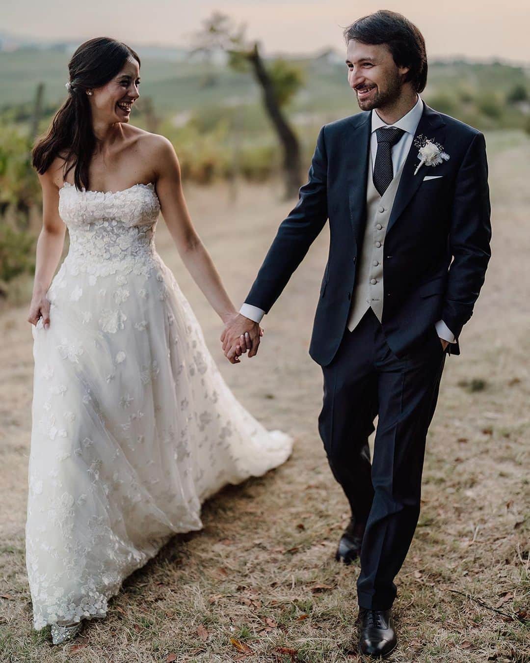 フェデリカ・テスタのインスタグラム：「IO e TE  Il momento degli scatti di coppia è sicuramente importante per ritagliarsi del tempo da soli durante il matrimonio… peccato che per @mattecorradi fosse il peggiore incubo. Tutti sanno quanto Teo odi le foto e in generale stare davanti ad una telecamera… dobbiamo dire un grazie gigante a @julianlops_ph per averci fatto sentire super a nostro agio e aver tirato fuori questi scatti stupendi! Chiaramente sono di parte, ma mio marito è proprio figo ❤️ Ti amo tanto」