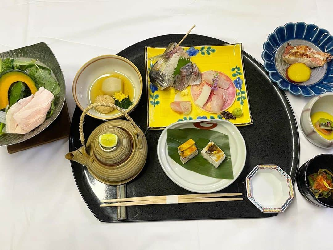 谷澤杏奈さんのインスタグラム写真 - (谷澤杏奈Instagram)「🥢  9月の献立の紹介です！  タイトルは、【秋明菊】です🏵️  夏が終わり秋に咲いて明るく彩る菊の花  ⬇️  ・先付け　きのこと山クラゲ 　　　　　菊花浸し  ・前菜　　カマス棒寿司 　　　　　零余子真丈 黄味焼き  ・お椀　　土瓶蒸し 　　　　　大黒しめじ(丹波産)  　　　　　鴨燻製 　　　　　銀杏 　　　　　菊花つみれ 　　　　　つる菜 　　　　　すだち  ・造里　　地魚盛り合わせ　あしらい  ・煮物　　蕪 含目煮 　　　　　鶏団子 　　　　　菊菜  ・焼物　　赤魚の粕漬け 　　　　　丸十レモン煮  ・鍋　　　農人たち　無農薬野菜 　　　　　国産豚バラ 　　　　　鶏白湯仕立て  ・留鉢　　干し柿 絹田巻き 　　　　　変わり酢  ・食事　　山形県産こしひかり 　　　　　ふりかけ　 　　　　　赤出汁　漬物  ・水菓子　季の実  プランによって内容が異なる場合がございます🙇🏽‍♀️  みなさんは、何か気になるメニューありましたか？  私は、秋を感じる🍂土瓶蒸しが 今月のイチオシです！  秋は、美味しい食材が豊富なので 食が楽しみですね😌  是非みなさんも味覚の秋を楽しんでお過ごし下さいね♨️  #魚判  #秋 #魚判若女将  #若女将 #お品書き #9月のお品書き  .」9月3日 15時55分 - anna.uohan