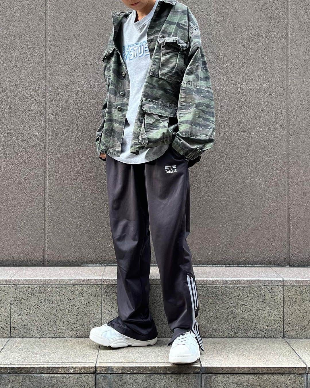 ジャムルのインスタグラム：「99-00's　STUSSY ¥15000+tax(16500) . USA製 タイガーストライプ BDUジャケット ¥6200+tax(6820) . adidas トラックパンツ ¥6200+tax(6820) .  WEB SHOPに入荷しております。 是非ご覧ください。 jammru.com  #お問い合わせはお電話で承ります #jammru #osaka  #fashion  #streetstyle  #streetfashion  #vtg  #vintage  #used  #usedclothing  #古着 #古着屋 #ファッション #70s #80s #90s」