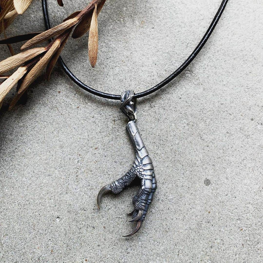 ブラッディマリーのインスタグラム：「Memento Mori  Pendant:Avis ¥33,000+tax  ・ ・ ・ 【ストーリー】 終わる命に寄り添う命  何かを獲るためには 何かが犠牲になる  全ての生き物は 終わりを知っているからこそ 美しく今を輝く  ・ 【STORY】 Life that snuggles up to the end of life  to get something sacrifice something all living things  Because I know the end shine beautifully now  ・ 【故事】 在邁向終焉的生命身旁 依偎而來的生命  為了獲得些什麼 勢必做出犧牲  所有生物都明瞭 有朝一日終將死去 因此把握當下 用盡全力發光發熱    ーーーーーーーーーーーーーーーーーーー #bloodymaryjewelry #bloodymary #jewelry #silver #fashion #jewelryporn #jewelrydesign #jewelrygram #accessory #accessories #silverjewelry #ブラッディマリー #シルバーアクセサリー#fashionjewelry  #シルバー #アクセサリー#japanmade#血腥瑪麗#血腥瑪麗珠寶#血腥瑪麗銀飾#銀飾#天然石#飾品#珠寶#日本品牌」