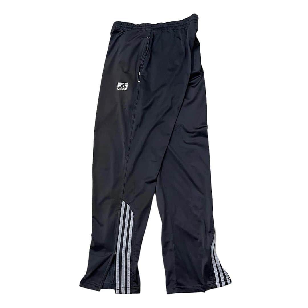 ジャムルのインスタグラム：「adidasトラックパンツ ¥6200+tax(6820) .  adidasのトラックパンツ。裾の方にだけ入るスリーストライプスがお洒落です。 裾のジップを開けてフレアぽくはいても◎ .  WEB SHOPに入荷しております。 是非ご覧ください。 jammru.com  #お問い合わせはお電話で承ります #jammru#adidas #osaka  #fashion  #streetstyle  #streetfashion  #vtg  #vintage  #used  #usedclothing  #古着 #古着屋 #ファッション #70s #80s #90s」