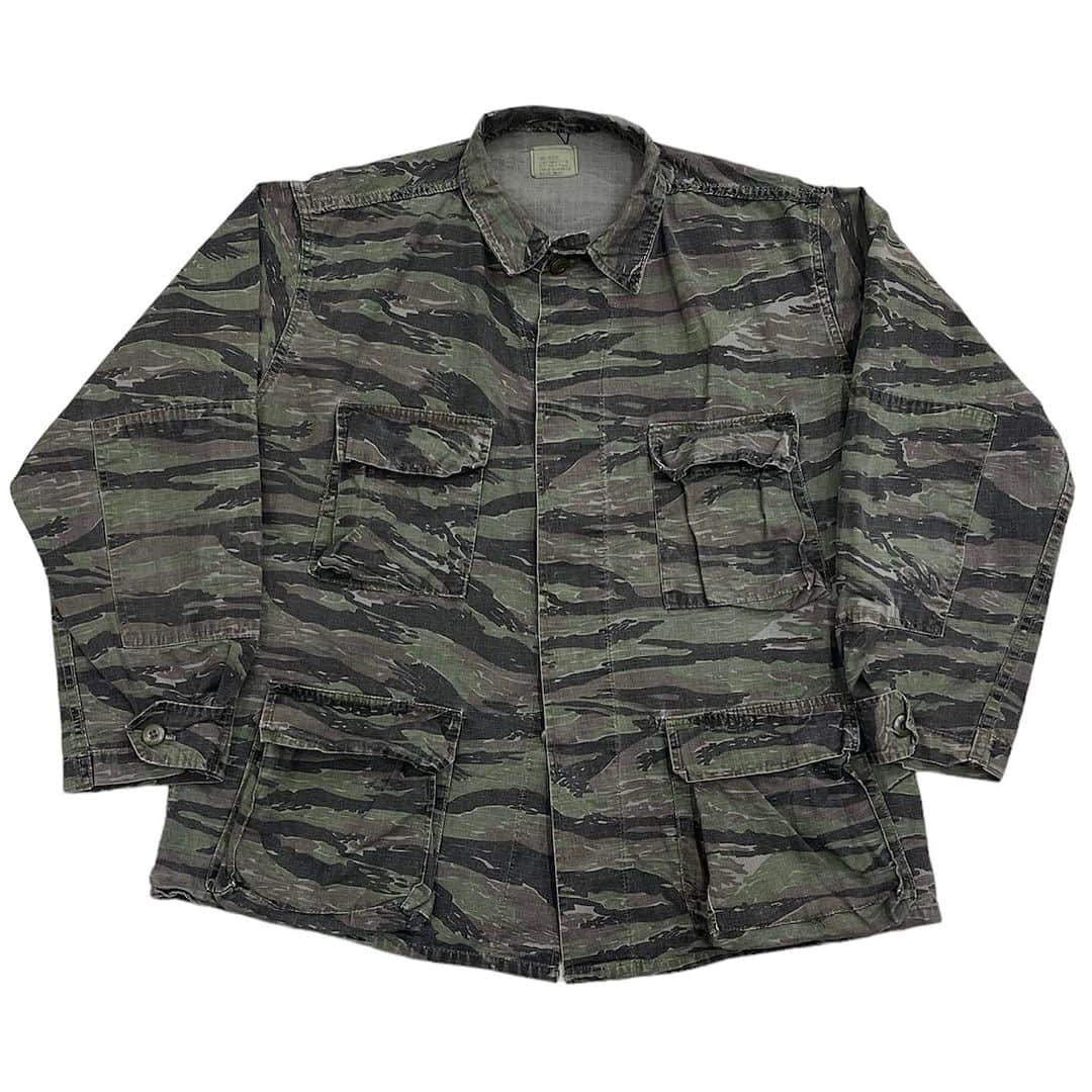 ジャムルのインスタグラム：「USA製 タイガーストライプ BDUジャケット ¥6200+tax(6820) . タイガーストライプがかっこいい、BDUジャケット。 着こまれてリップストップ地が良い雰囲気です。 ストリートでも映えるタイガーストライプ、オススメです。 .  WEB SHOPに入荷しております。 是非ご覧ください。 jammru.com  #お問い合わせはお電話で承ります #jammru #osaka  #fashion  #streetstyle  #streetfashion  #vtg  #vintage  #used  #usedclothing  #古着 #古着屋 #ファッション #70s #80s #90s」