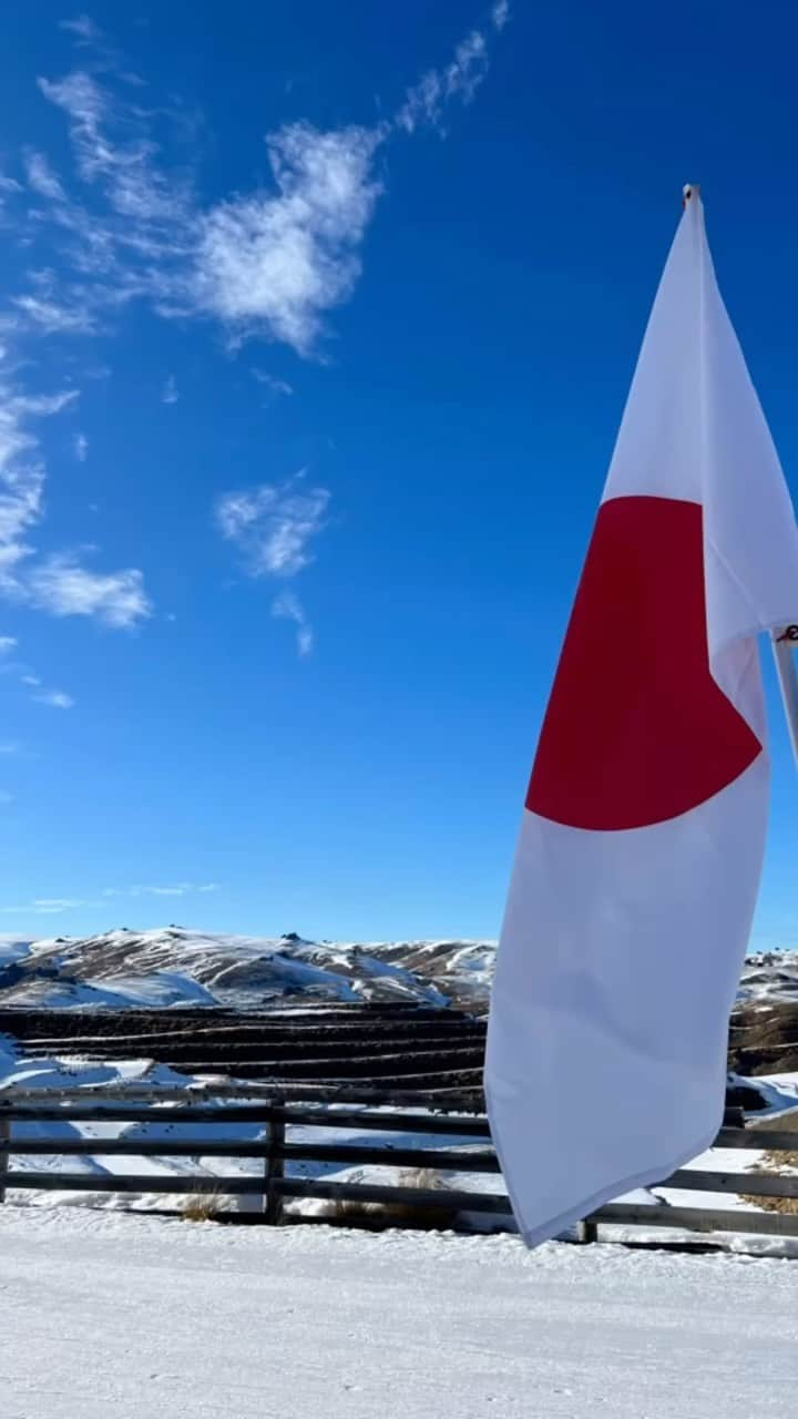 渡部善斗のインスタグラム：「ニュージーランドのSnow Farmで行われたワールドロペットレース「Merino Muster」に出場🇳🇿  レース後の日本人ワールドロペットマスター受賞の方との会話⇩  （ワールドロペットマスターとは⇩ 世界20ヵ国でそれぞれ開催されるスキーマラソンを、10レース以上完走すると認定される。）  （よしと:よ、マスター:マ）  よ「マスターおめでとうございます！10回レース完走されたんですね！」  マ「ありがとうございます、これで15回目なんですよ。」  よ「おー、じゃあさらに5レースも多く出られて受賞ですか。すごい👏」  マ「あ、マスターが15回目です。」  よ「ん？」  マ「"マスター"が15回目です。」  "マスター"が15回目🤔＝10レース以上完走 x 15 ＝150レース以上 🙄🙄🙄  "私の戦闘力は53万です"の感じだった。  #worldloppet  #ワールドロペット  #ワールドロペットマスター #crosscountryskiing  #クロスカントリースキー  #merinomuster  #newzealand  #wanakasnowfarm  #フリーザ様 #kitanoskiteam」