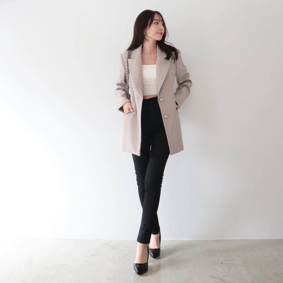 デュラスアンビエントのインスタグラム：「#シングルテーラードジャケット <Greige, Black, Check> 【9/20(WED)20:00-】  秋一番のアウターとして選びたい、テーラードジャケットが到着。  メンズライクになり過ぎないボックスシルエットで、オーバーに着るのが洒落見えのコツ。  肩先にはパッドを施し、シャープな印象のピークドラペル仕様で、秋らしいクラシカルな雰囲気を醸します。  ＿＿＿＿＿＿＿＿＿＿＿ ✔︎ @ambient_styling #AMBIENT #ambient_official #ambientstyle #アンビエント #23aw #ジャケット #テーラードジャケット #ジャケットコーデ」
