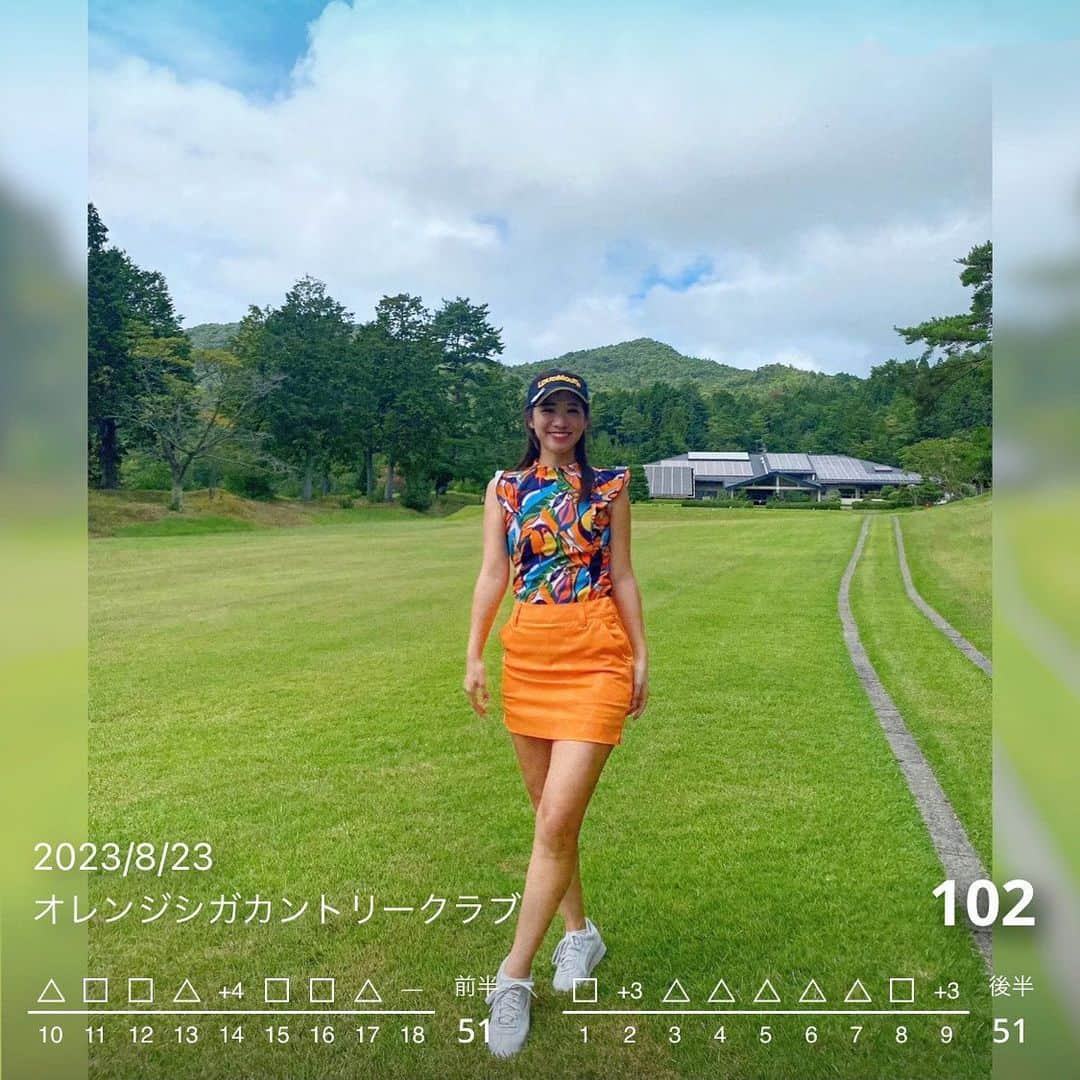 藤森マリナのインスタグラム：「3ヶ月で100切りチャレンジ⛳️🔥 (キャプション長いです✍️) ⠀ ⠀ ⠀ 結果はだめでした！ 応援そして切れると予想してくれた フォロワーさんごめんなさい🥹 【前半IN 51 ／ 後半OUT 51の102】 前半14番のOB 後半2番でグリーンすぐ横のバンカーから 飛びすぎて向こう側へ 最終9番でドライバーが大きく右にそれてしまって グリーン見えないとこに落ちて その3箇所が痛い。。。😔 ⠀ ⠀ ⠀ でもねでもね、 OKパットなし、打ち直しなし、 打ちにくいからと少しの移動もなし、 チョロやOB、バンカーも正式カウントの ガチガチルールでここまで出来るようになったら だいぶ成長だと思うのね🥺🫱🏻‍🫲🏼 (お願いそう思わせて？笑) ⠀ ⠀ ⠀ 心斎橋アメ村に新しくオープンした @1981golfclub  VIPルーム・バー・BBQテラス・プロジェクター完備 居心地がよすぎるインドアゴルフ1981⛳️🍹🍖🎵 ⠀ ⠀ ⠀ @masarukomiya さんが ゴルフ好きすぎて作ってしまった最高の遊び場🏌️‍♂️ ここで火曜と金曜レッスンをしている @yuya.nakano.1981 中野プロ🌟 お2人のおかげて実現したこの企画⏯ ⠀ ⠀ ⠀ ゴルフ始めてもう2年経つのに 110前後をずぅーっと行き来していたので 目指せ奇跡の100切り！ではなく 普段から100を切れるゴルフがしたくて これに参加しました🔥 ⠀ ⠀ ⠀ 大人になってから新しい趣味に こんなにはまるなんて思っていなかったし それがとても健康的で頭も体も使えて 朝から動いて気持ち良くて 色んな層の人とコミュニケーションもとれる 長くできるスポーツで 両親ともゴルフ行くようになったし 本当に素晴らしいと思う☺️✨ ⠀ ⠀ ⠀ 流行ってるからやってるんじゃなくて きっとずっとすると思う趣味に出会えた☺️ だからこそ同伴者に お！上手いね！ 飛ぶねー！ フォーム綺麗だねと言われたい🏌️‍♀️ ⠀ ⠀ ⠀ 上達するにはやはりレッスン行かないとって 上手な人みんな言うから 本当にいい機会で めっちゃゴルフと向き合った3ヶ月だった！笑 ⠀ ⠀ ⠀ 行ける隙間時間は全部練習行きました✊🏻 昼も夜も深夜も。 お付き合い頂いた中野プロには本当に感謝🥺 VIPルームがあって24時間営業の1981だからこそ こんなに練習できた！ 気温も気候も気にせず ひたすら打てるのが嬉しかった✨ それぞれのクラブをこんなにも 打ち続けたの初めてでww 練習場だとアプローチとか もったいなくて全然打てなくて(ケチw) でもラウンド練習行けば行くほど スコアを縮めるには グリーンまわりが大事ということに気付き とにかくたくさんたくさん打ちました😂 ⠀ ⠀ ⠀ YouTubeあがってきたら 見てもらうと分かるんだけど 本番ではセカンドショットが上手くいってない ときがめっちゃ多いんやけど パターでめっちゃ耐えたと思う😂 集中力大事すぎる！！w トータル32パットはでかい👏 ⠀ ⠀ ⠀ 100は切れなかったけど 得たものは大きい🔥 これからももっとゴルフ行きたい🥰笑 ⠀ ⠀ ⠀ 1981まさるさん 中野プロ 協賛して頂いたLOUDMOUTHさん 99 GOLF GEARさん オレンジシガカントリークラブさん 応援してくれたみなさん 練習ラウンドに付き合ってくれた特に2人 本番ラウンド用に全部に線まで引いたボール プレゼントしてくれた友達 一緒に挑戦した4人 ⠀ ⠀ ⠀ ありがとうございました☺️🙏🏻⛳️🩷  ⠀ ⠀ ⠀  ⠀ ⠀ ⠀ #100切り目指す#100切りゴルフ#ゴルフ女子 #1981golfclub#大阪インドアゴルフ#心斎橋ゴルフ#シュミレーションゴルフ#ゴルフウェア#loudmouth#golfwear#golfgirl#골프웨어#골프레슨#골프여자#ゴルフコーデ#ゴルフレッスン#ゴルフ好きな人と繋がりたい#オレンジシガカントリークラブ」