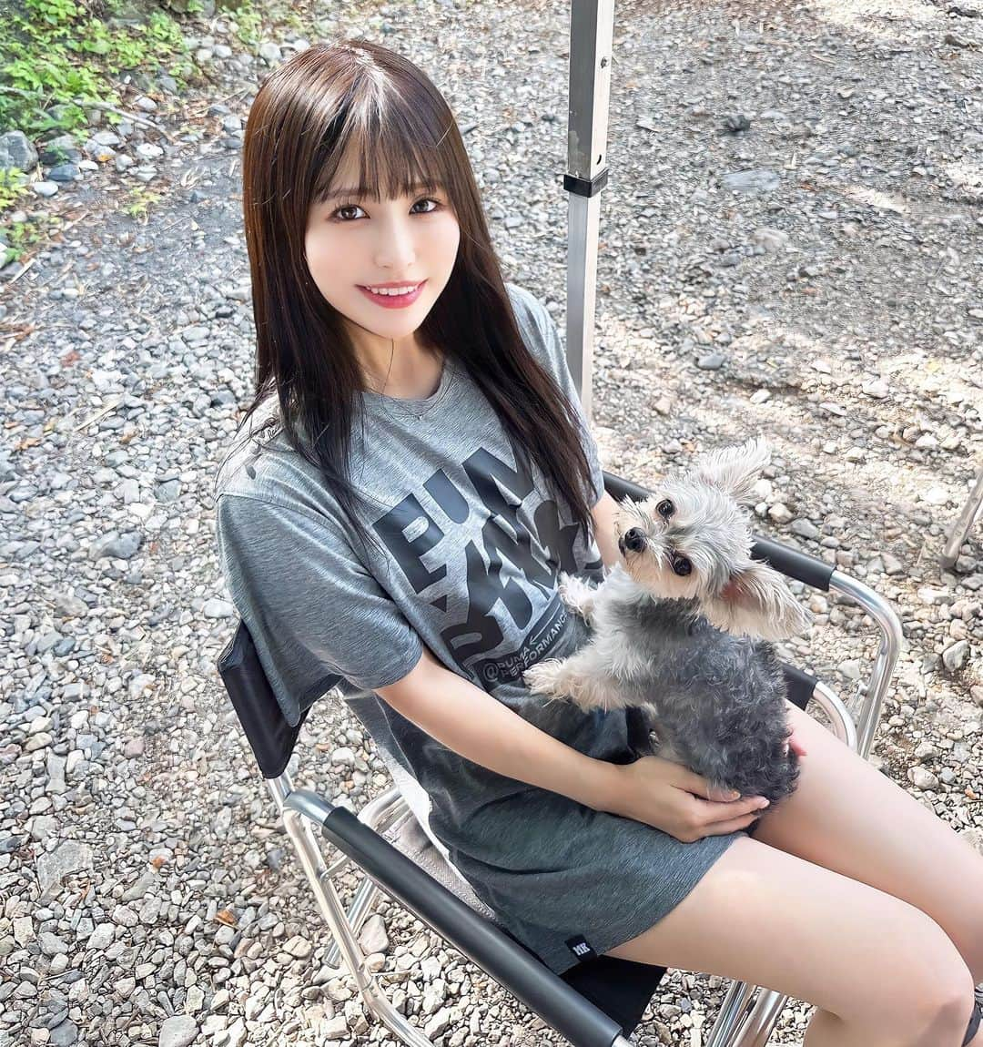 織田真実那のインスタグラム：「こじまるちゃんとの夏休み🐶  川涼しくてわんこたちも快適でした✨🐶  光当たるとめっちゃ髪明るく見える👶」