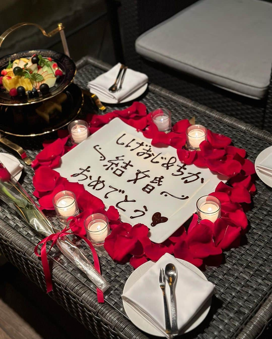 吉川ちかさんのインスタグラム写真 - (吉川ちかInstagram)「ちえさんと みか先生が結婚祝いを してくれました🥹🩷  お洒落な会員制レストランで お食事をした後に 違う階へ移動したら サプライズでプレートが👏💕  薔薇のお花にキャンドル… 素敵な空間過ぎました🥹🩷  別日にもサプライズで バルミューダのオーブンも お祝いで頂いたよ👏  全力でお祝いしてくれる 気持ちが嬉しかったです😭🩷 本当に感謝です！ ありがとうございました！  #結婚祝い#ありがとうございます#結婚祝いサプライズ#サプライズ#happywedding#感謝」9月3日 16時16分 - yoshikawachika_1116