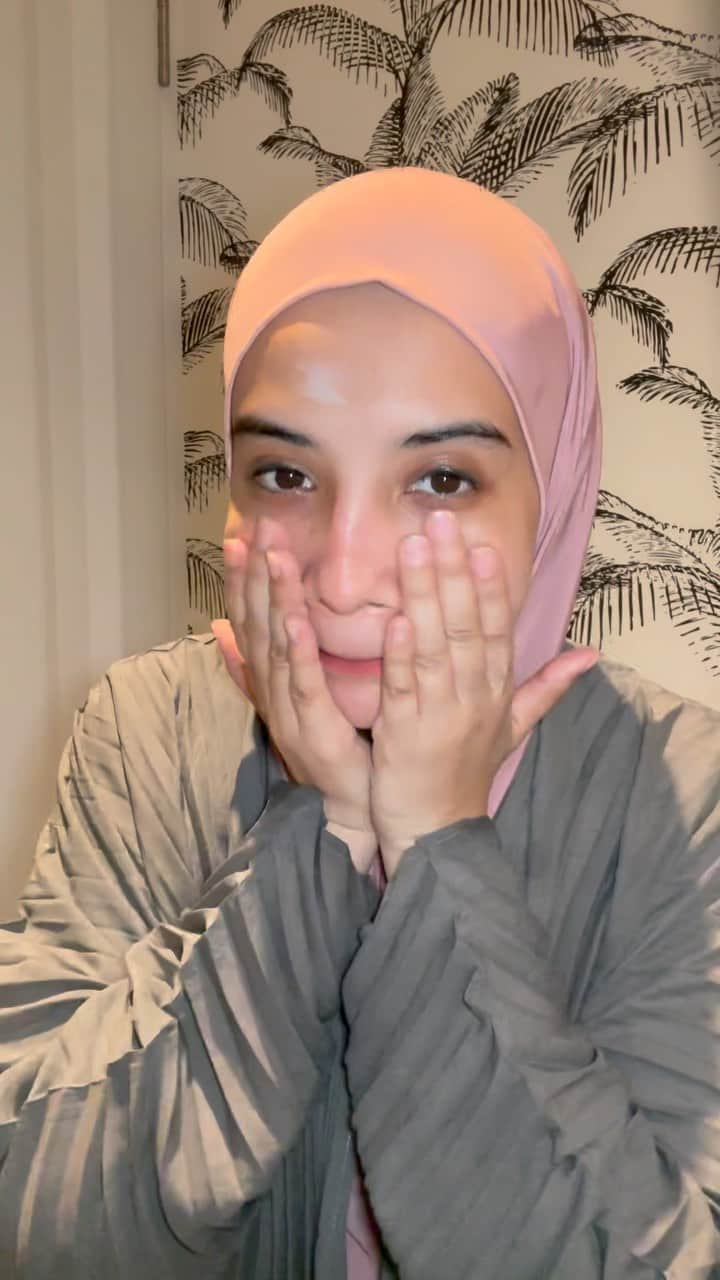 Zaskia Sungkarのインスタグラム：「Aaa suka bgt Perfect combo nih Biome & Barrier cream + sunglow daily cream 😍kalau product ms glow andalan kamu yang mana ??     @msglowbeauty  @shandypurnamasari」