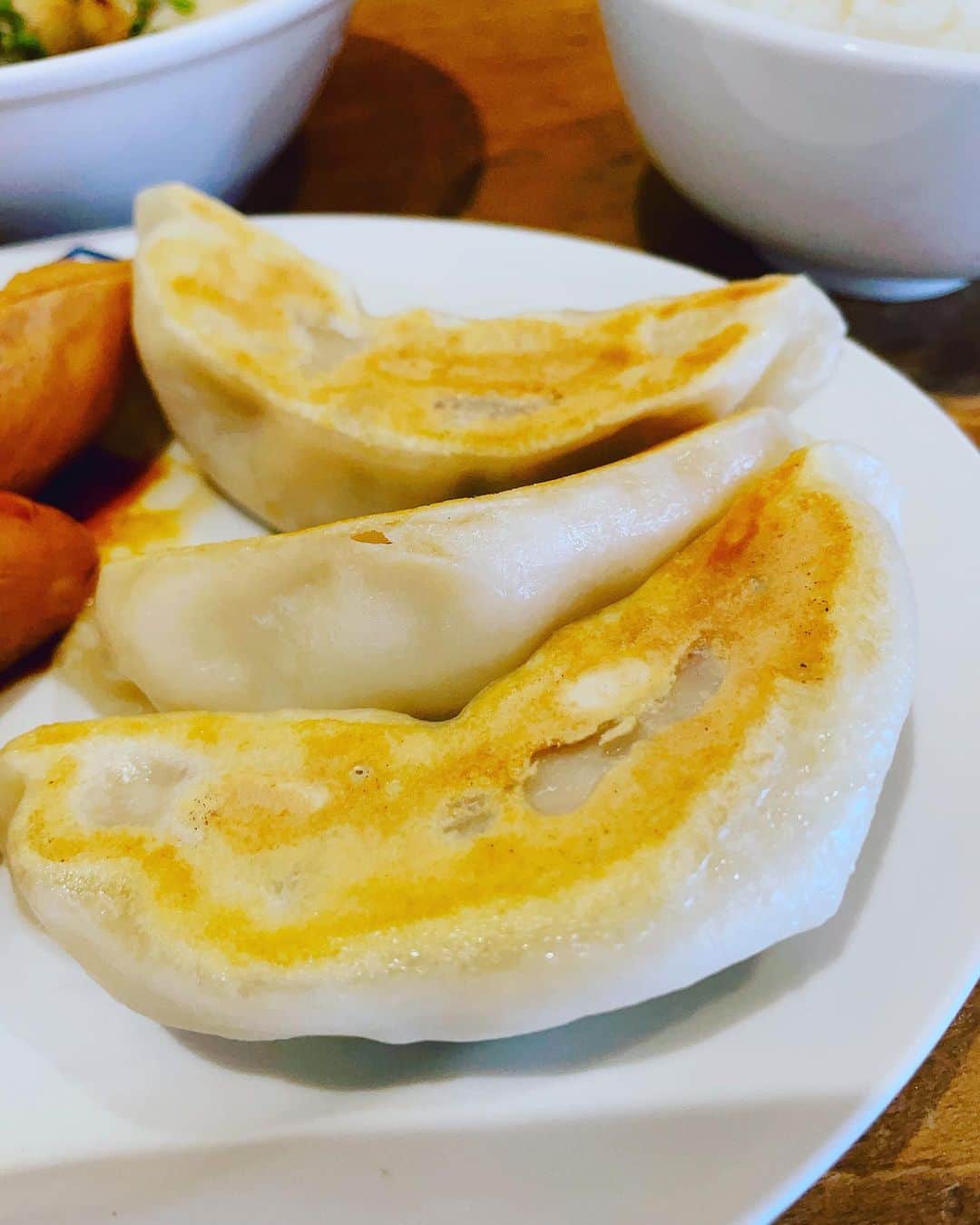 向清太朗のインスタグラム：「餃餃餃〜！ こちら渋谷の立吉餃子の焼き餃子と水餃子だ餃〜！ 焼き餃子の魅力は餡！水餃子はたれ！どちらも素敵でにんにく不使用も嬉しい！ にんにく使わずにこの味出せる？すごっ！ と思わせるしっかりした餃だ餃〜！  #餃子 #焼き餃子 #水餃子 #立吉餃子  #何度も言うが #夜に来たい店 #ランチで来るといつも思う #写真もっと撮りたかった #なんで充電器持っていかへんかってん #それと #昨日家に帰ったら #冷蔵庫壊れてました #マジで最悪 #冷凍餃子もけっこうな量台無しに #神はいないのか #つらたんぴえん #オヨヨ #次の冷蔵庫は冷凍室大きいのにしよう #川島ねごと #天津向 #餃餃餃」