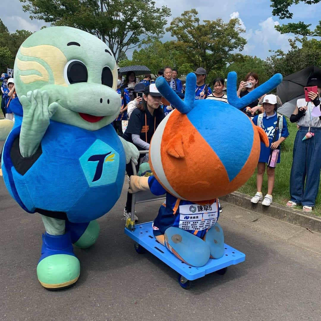 ヴィヴィくんさんのインスタグラム写真 - (ヴィヴィくんInstagram)「きょうは大分トリニータせん⚽️✨  ニータンたんがあそびにきてくれました🐢🐥💕  きょろきょろっ👀 あれっ‼️ニータンたんがいっぱいだぁ🐢🐢🐢✨ あっ‼️ぼくもいっぱいだぁ🐥🐥🐥✨  プレミアムパートナーのメモリードさまのスタジアムウエディングもすてきだったなぁ☺️💐  このあと17じキックオフ📣 きょうもげんきいっぱい、おうえんがんばりますっ＼(^o^)／🎶  #vvaren #vファーレン #vファーレン長崎 #長崎 #ヴィヴィくん #メモリード さま #大分トリニータ さま #ニータン たん」9月3日 16時21分 - vivikun_vvn