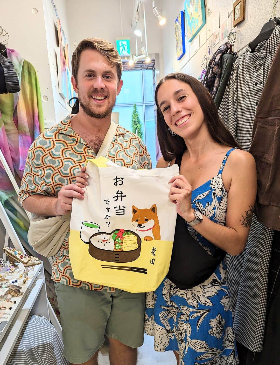 平井富子のインスタグラム：「A lovely Spanish couple appears！  スペインからLuciaさんとAlvaroさんがアンシャンテに、、  日本は初めて。京都や大阪、高山等に行くとか。 楽しそう〜  お弁当ですか？柴犬トートバッグ等気に入って頂きました。可愛い〜  日本の秋を楽しんで下さい〜」