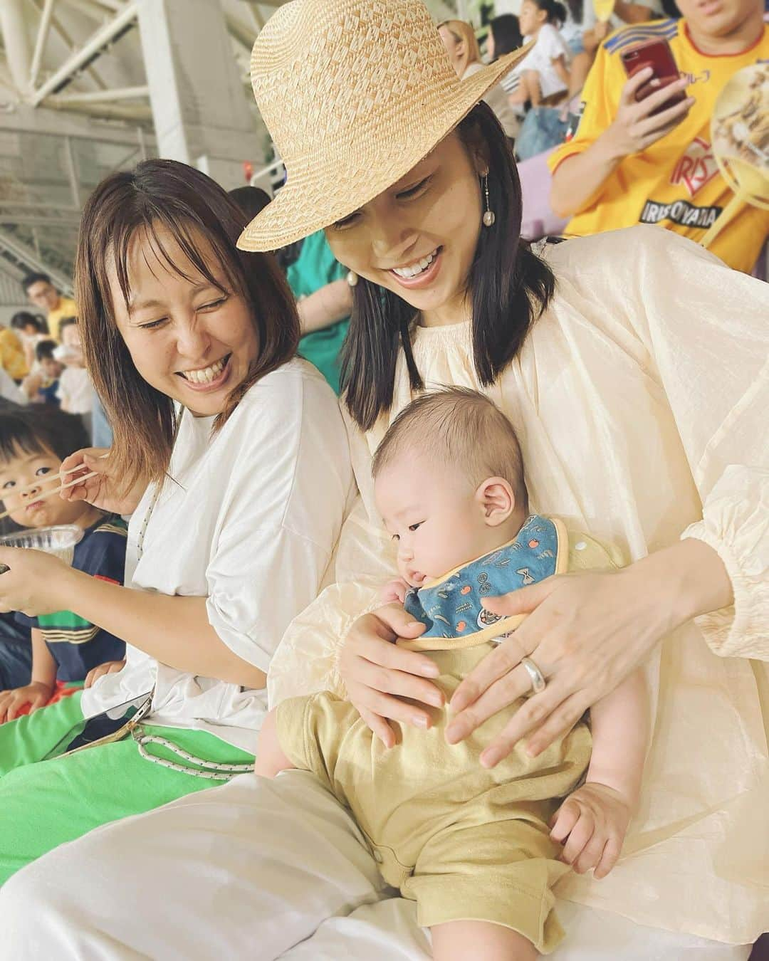 結城はゆるのインスタグラム：「🏟️⚽️👶🏻 　 　　 　 　　大好きな人たちが来てくれて 　　最高の夏になったんだー🍉🌻 　　 　 　　 　　 　　 #夏の思い出 #歩くパワースポット  #ポップも硬派も対応できる実力者  #どんな事でも必ず優しい笑いに変えれるお姉さん  #苦労も偏見も全て明るく笑いに変えられるエンターテイナー」