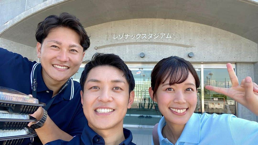 藤村晃輝のインスタグラム：「小学生野球中継、 終了しました。  詳しくは、 9月3日(日)17:45〜ニュース 9月18日(月)9:50〜特別番組 にて放送予定です。  JA全農カップ 第30回TOS小学生野球 大分県チャンピオン大会  今年も選手たちに たくさんパワーもらえました！  小西アナ・山路アナ ベンチリポートお疲れ様でした。  とりあえず暑ちぃ〜  #謎の弁当アピール #野球 #中継  #小西綾音 #山路謙成 #アナウンサー  #大分 #oita #藤村晃輝」