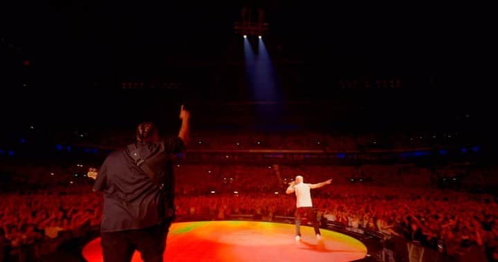 のインスタグラム：「Avec nous au coeur du volcan! Toujours un moment incroyable pendant A NOS ACTES MANQUÉS! On se voit bientôt dans vos zéniths/arenas ! #EpicentreTour Lesssssgooooooo! 🕺🏼🤩🔥  🎥 @smartprod.co」