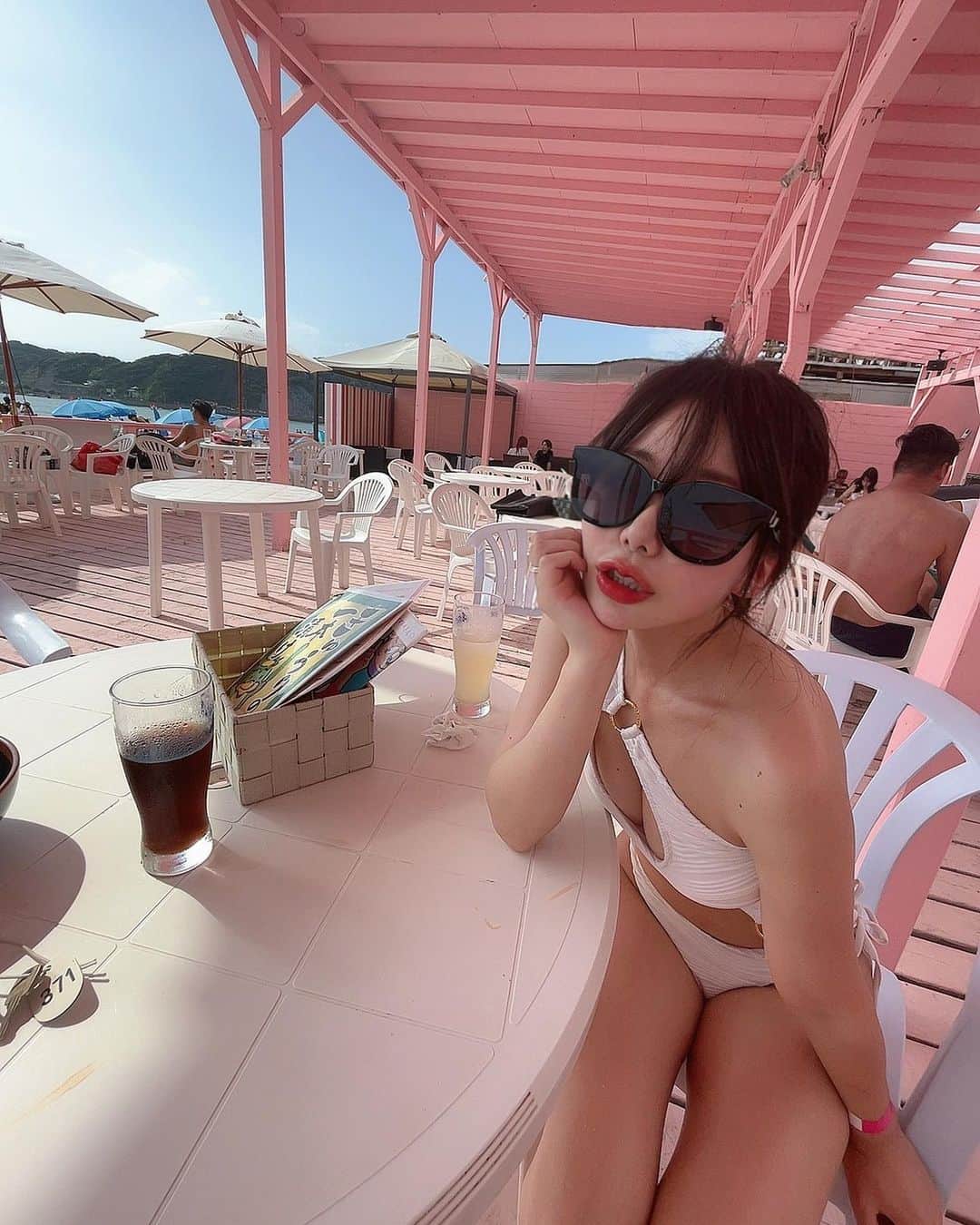 かめだなつみのインスタグラム：「🤍🩷🤍🩷𓂃𓂂ꕤ*.ﾟ·.⟡ . . . 夏が終わる匂いがした〜 そんな時差投稿🙈 . . _ #逗子海岸 #海水浴場 #逗子 #海 #beach #水着 #swimwear #夏の思い出 #summer #followme #f4follow  #ootd #커플티 #남친룩 #팔로우 #선팔하면맞팔  #instagood #fff #l4like #resort #drive  #zushi #網美 #随手拍 #좋아요반사 #셀카 #좋아요 #맞팔 #데일리」