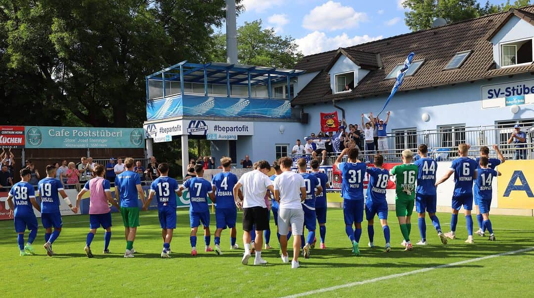 SVホルンさんのインスタグラム写真 - (SVホルンInstagram)「Geteilte Freude ist doppelte Freude!  Deshalb haben nach dem gestrigen Heimsieg viele der SV Horn Familie mit unserer jungen Mannschaft nach dem Schlusspfiff gefeiert und sich gefreut!  Herzlichen Dank für den Support!  BE PART OF IT  #svhorn1922 #svhornfamilie  #heimsieg #leidenschaftfußball⚽️ #LigaZwa #jubel #dankefürsmitfeiern #einTeam #BePartOfIt」9月3日 16時35分 - svhorn1922