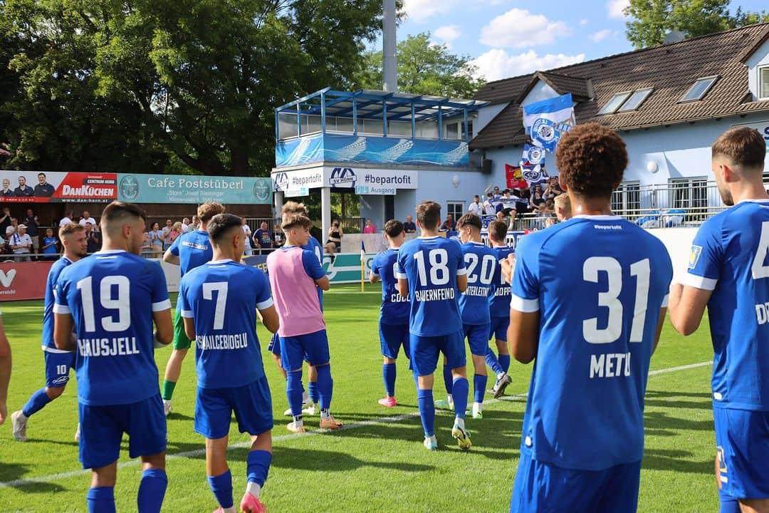 SVホルンさんのインスタグラム写真 - (SVホルンInstagram)「Geteilte Freude ist doppelte Freude!  Deshalb haben nach dem gestrigen Heimsieg viele der SV Horn Familie mit unserer jungen Mannschaft nach dem Schlusspfiff gefeiert und sich gefreut!  Herzlichen Dank für den Support!  BE PART OF IT  #svhorn1922 #svhornfamilie  #heimsieg #leidenschaftfußball⚽️ #LigaZwa #jubel #dankefürsmitfeiern #einTeam #BePartOfIt」9月3日 16時35分 - svhorn1922