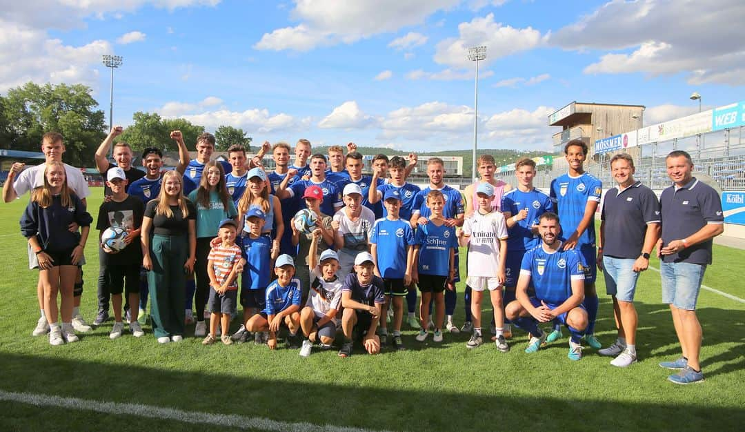 SVホルンさんのインスタグラム写真 - (SVホルンInstagram)「Geteilte Freude ist doppelte Freude!  Deshalb haben nach dem gestrigen Heimsieg viele der SV Horn Familie mit unserer jungen Mannschaft nach dem Schlusspfiff gefeiert und sich gefreut!  Herzlichen Dank für den Support!  BE PART OF IT  #svhorn1922 #svhornfamilie  #heimsieg #leidenschaftfußball⚽️ #LigaZwa #jubel #dankefürsmitfeiern #einTeam #BePartOfIt」9月3日 16時35分 - svhorn1922