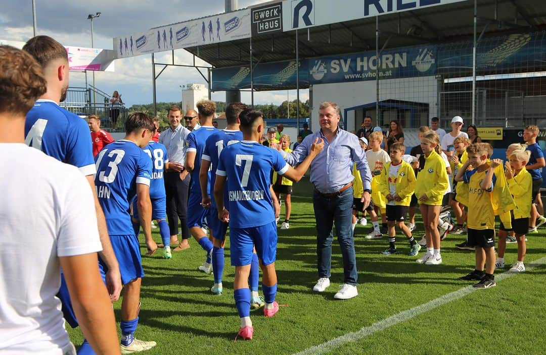 SVホルンさんのインスタグラム写真 - (SVホルンInstagram)「Geteilte Freude ist doppelte Freude!  Deshalb haben nach dem gestrigen Heimsieg viele der SV Horn Familie mit unserer jungen Mannschaft nach dem Schlusspfiff gefeiert und sich gefreut!  Herzlichen Dank für den Support!  BE PART OF IT  #svhorn1922 #svhornfamilie  #heimsieg #leidenschaftfußball⚽️ #LigaZwa #jubel #dankefürsmitfeiern #einTeam #BePartOfIt」9月3日 16時35分 - svhorn1922