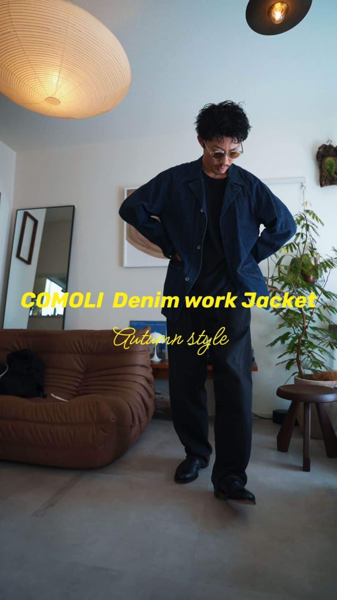 のインスタグラム：「COMOLI denim work jacket.  COMOLIのベルテッドデニムにCOMOLIのfootball T、COMOLIのデニムワークジャケットでデニムオンデニムにしてみました☺︎  デニムワークジャケットも名品ですね。  皆さんはCOMOLIのお気に入りアイテムはありますか^ ^？ 是非コメントで残してってください♪ 　    jacket:COMOLI デニムワークジャケット　size3 inner:COMOLI football T size3 pants: COMOLI ベルテッドデニムBLACK size3 shoes: @forme_official  eyewear: eyevan7285  #COMOLI#COMOLI好き#コモリ#auralee #ulterior#apresse #niceness#fashion#calvanklein #カルバンクライン#アプレッセ #アルテリア#一人暮らし#インテリア#韓国風#韓国好き#メガネ女子#メガネ好き#오오티디#패션 #일상룩코디 #데일리룩」