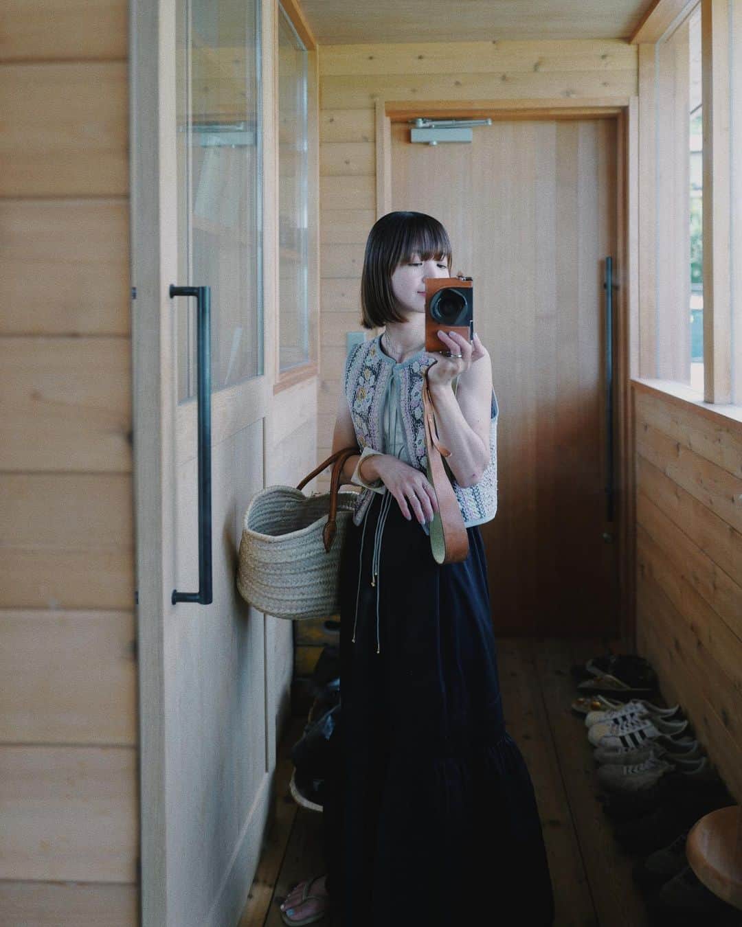池田泉のインスタグラム：「Hello September  🍊 vest & skirt @pur__official」