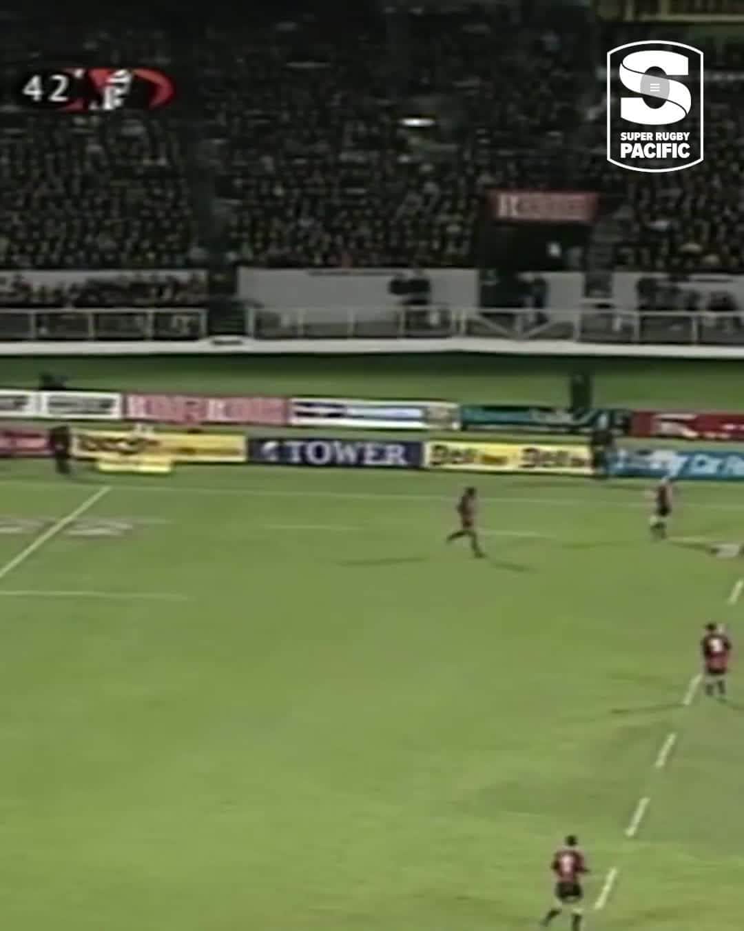 Super Rugbyのインスタグラム：「Flick'n'Flip 👏  Throwback to Aaron Mauger's acrobatics for @crusadersrugbyteam in 2002.  #SuperRugbyPacific」