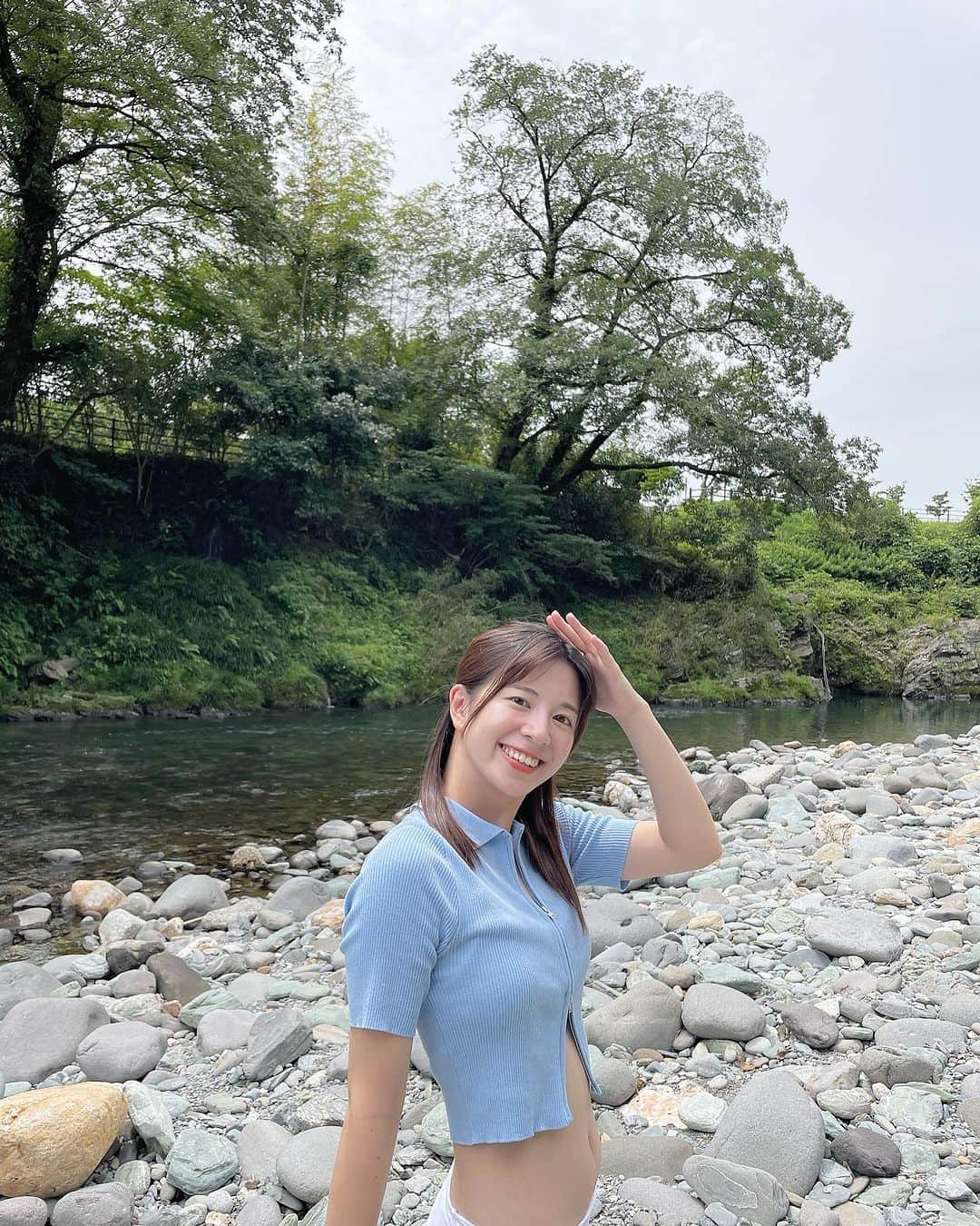 野口真由のインスタグラム：「・ ピンクも可愛いけど、白とか淡めブルーが落ち着く🤤🤍  このトップス激カワ細見えするから好き🌼*･ 最近もっぱらグレイルかsheinかUNIQLOばっかり🙌🏻  tops: @grl_official  水着: @shein_japan   #川遊び #水着女子 #グレイル  #グレイル購入品  #グレイルコーデ」
