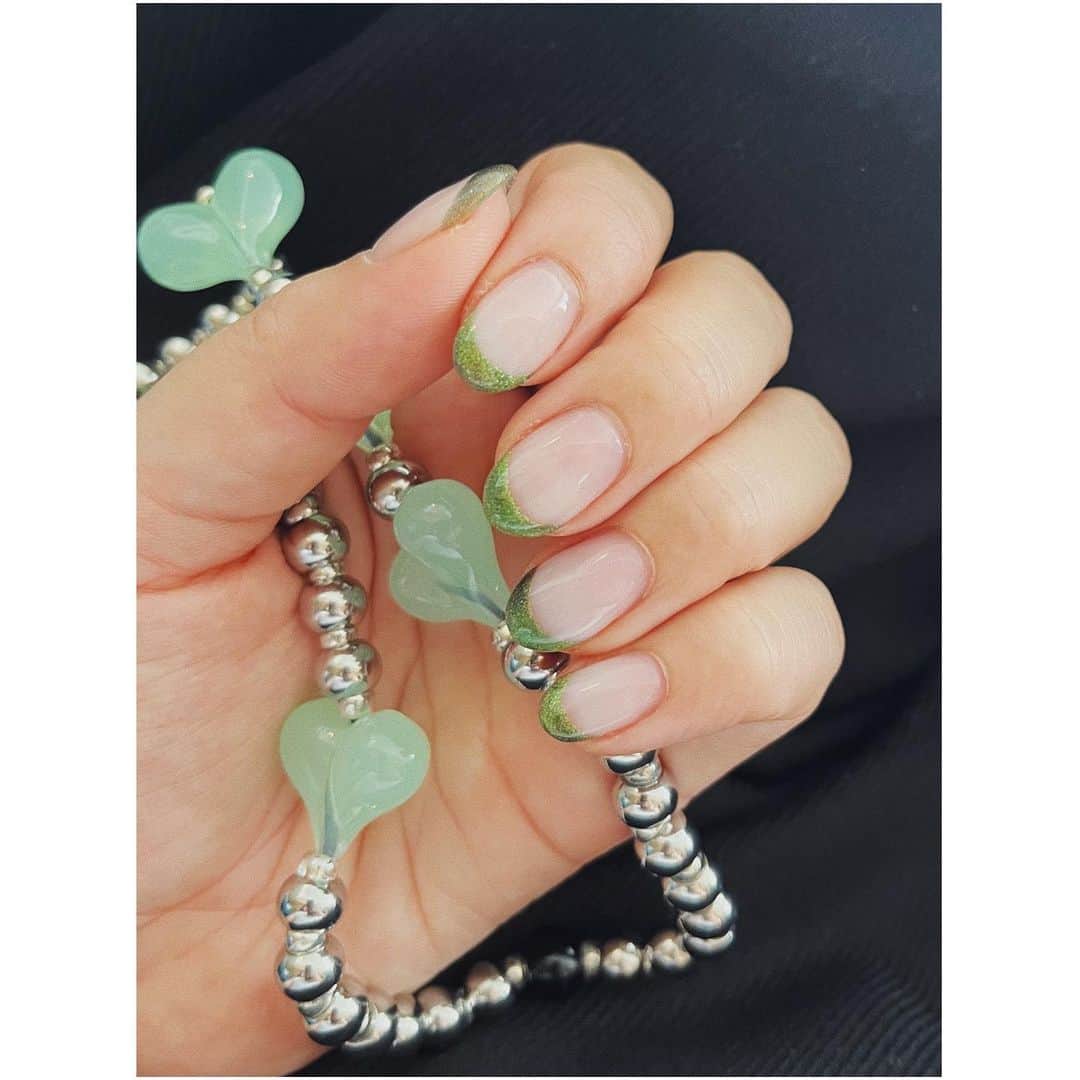 小口桃子のインスタグラム：「最近はシンプル気分ですね💚  @uju.nail.room  @risa.ujunail」