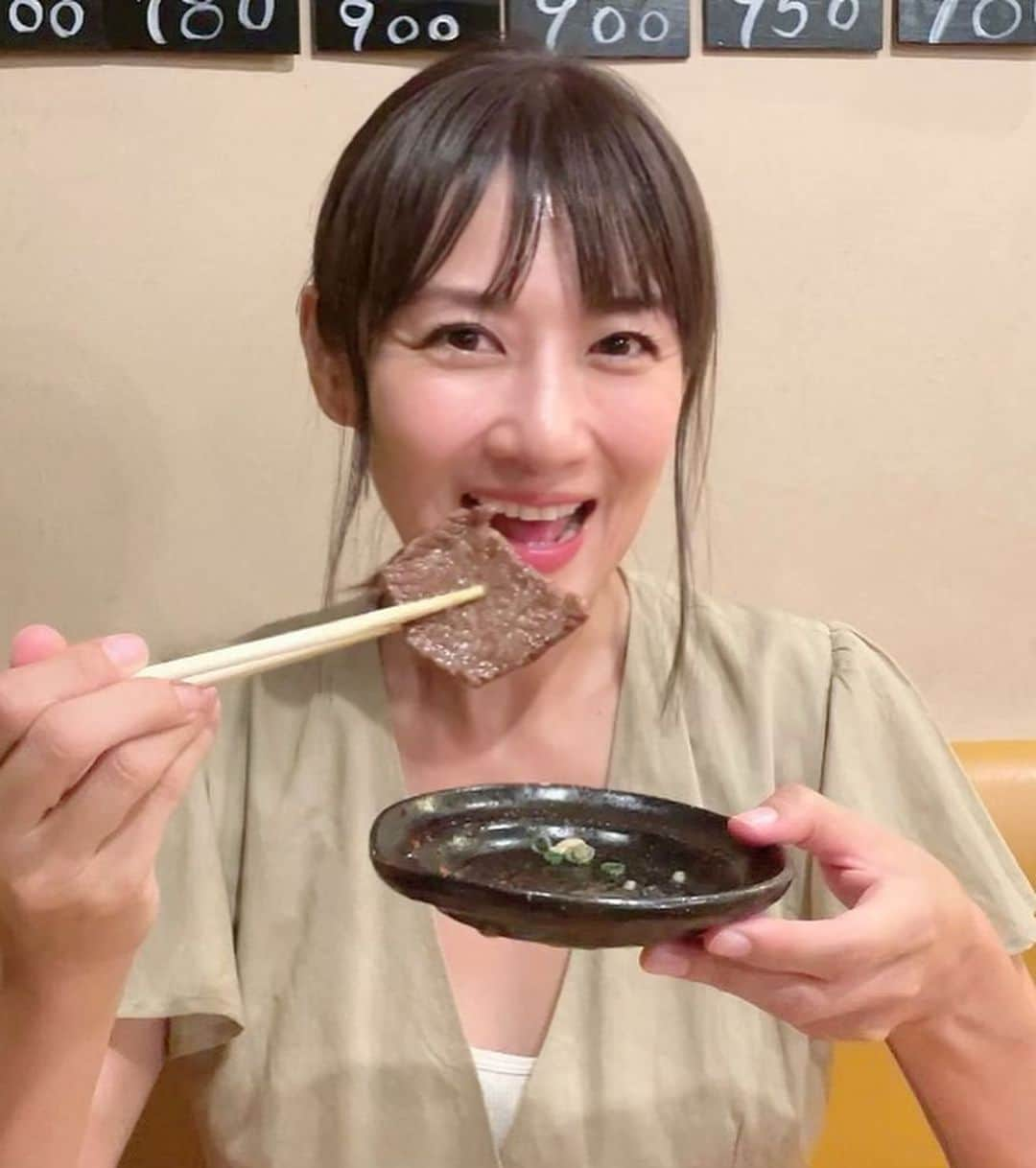 藤崎奈々子さんのインスタグラム写真 - (藤崎奈々子Instagram)「⁡ \安くて美味い！京都で焼き肉/ ⁡ 久しぶりの京都で選んだ夜ご飯は 炭火焼肉きむら @sumibiyakinikukimura  ・ 10年以上前かな？ 一度食べに来た事があって美味しかったので再訪 ⁡ 頼んだものは タン塩、ハラミ、上ロース焼きしゃぶ、カイノミ、フィレ、まるしん ・ 私的おススメは、トッピングのネギレモン？←名前忘れた（涙）を乗せて食べるタン塩 もう、美味しすぎて1人でほぼ1皿食べてしまった カイノミもあっさりしているのに、柔らかくて美味しかった！ ⁡ 私が頼んだお肉はあっさり目が多かったんだけど、全て柔らかいの あっさりだと固かったりするんだけど、とにかく柔らかいそして美味しい そしてお値段はどれも「安い…」といちいち呟くほど ・ なんでこんなに安くて美味しいんだろ？ と密かに謎に思っていたら 生食でも味わえるほどの質の高い【Ａ４・Ａ５ランクの国産黒毛牛】を精肉店直営という利点を活かし、リーズナブルに提供しています！との事 ⁡ 精肉店直営だから、安くて美味しいのねと納得 ・ 京都で美味しい焼き肉を食べたくなったら、ぜひ行ってみてー！ ⁡ ＿＿＿＿＿＿＿＿＿＿＿＿＿＿＿ 炭火焼肉きむら 住所 京都府京都市南区東九条河西町25-2 ⁡ アクセス 地下鉄烏丸線 九条駅 徒歩7分  京阪本線 東福寺駅 徒歩10分  ⁡ 電話番号 075-661-7151 ＿＿＿＿＿＿＿＿＿＿＿＿＿＿＿ ⁡ #小旅行 #旅行好き #旅行好き女子 #大人旅 #カメラ旅 #女子旅 #国内旅行 #ナナタビ #ナナコタビ #京都旅行 #京都グルメ #焼き肉 #kyototrip #japantravelphoto #japantrip #yakiniku」9月3日 16時53分 - nanakofujisaki